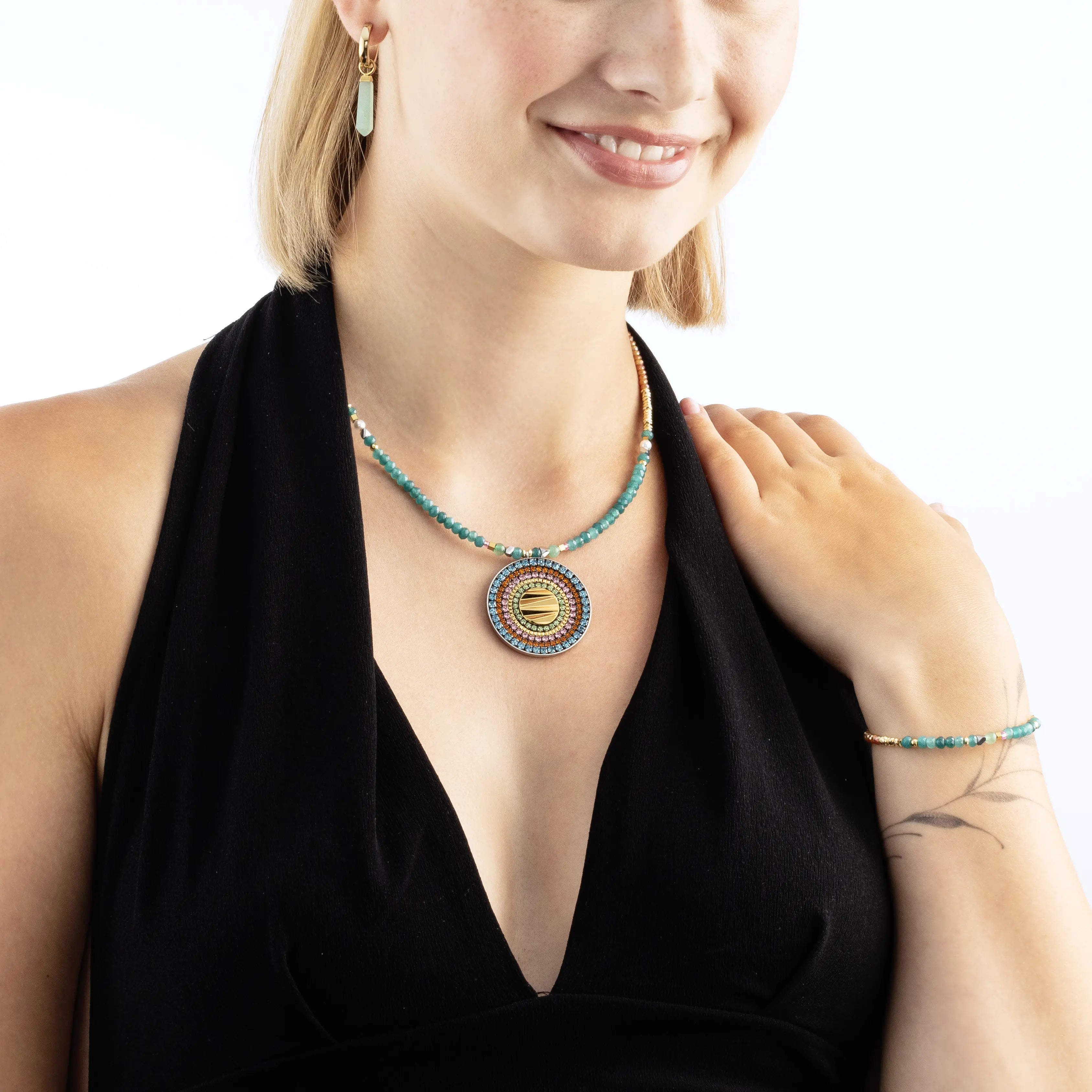 EAR ME UP Charm Obelisk Gold-Grün von COEUR DE LION – am Modell getragen