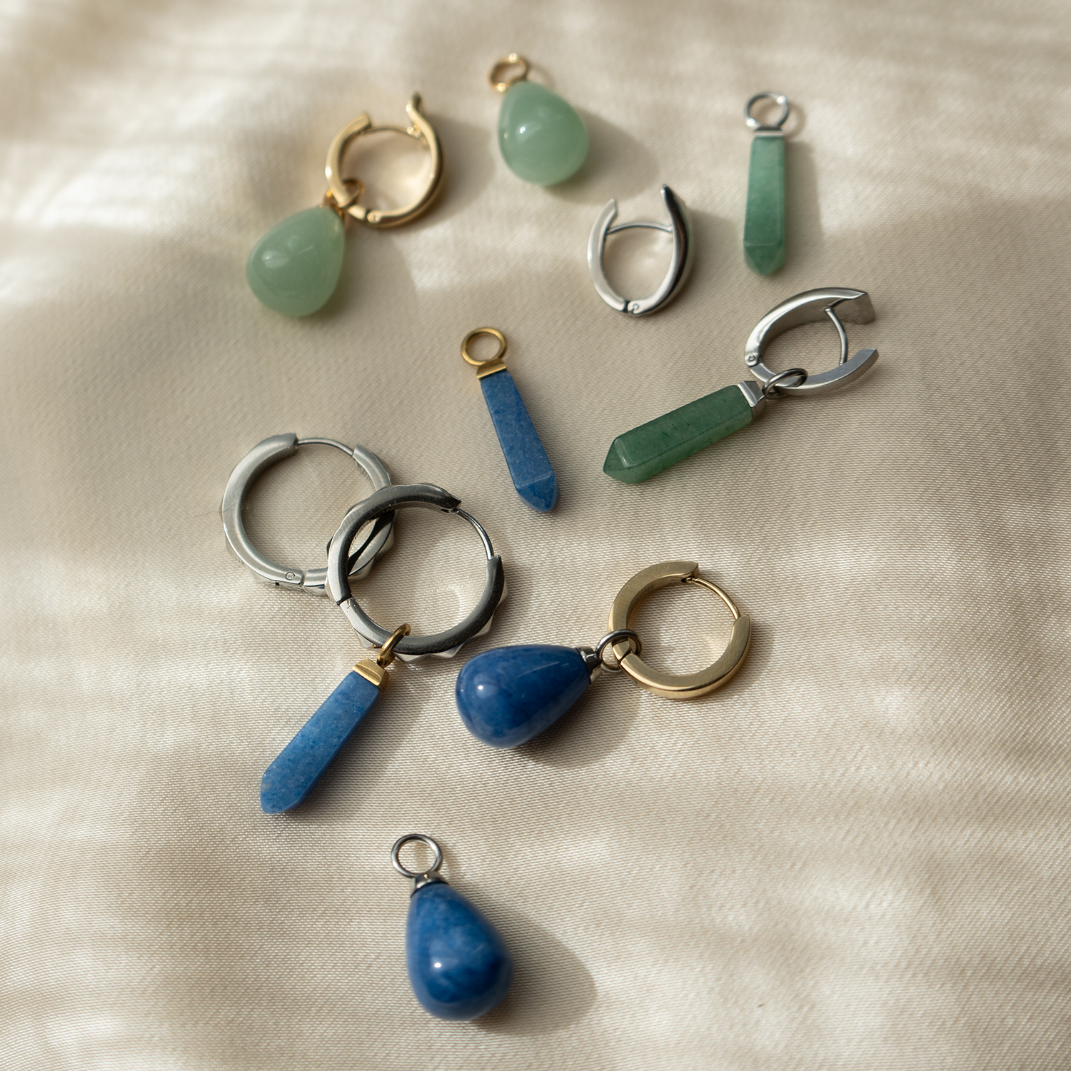 EAR ME UP Charm Obelisk Gold-Blau von COEUR DE LION – am Modell getragen