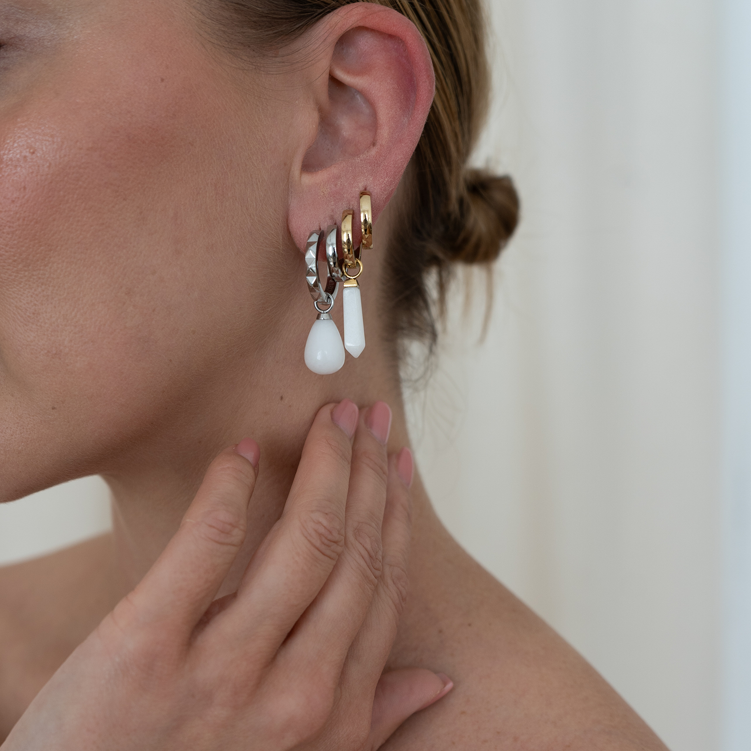 EAR ME UP Charm Obelisk Silber-Weiß von COEUR DE LION – am Modell getragen