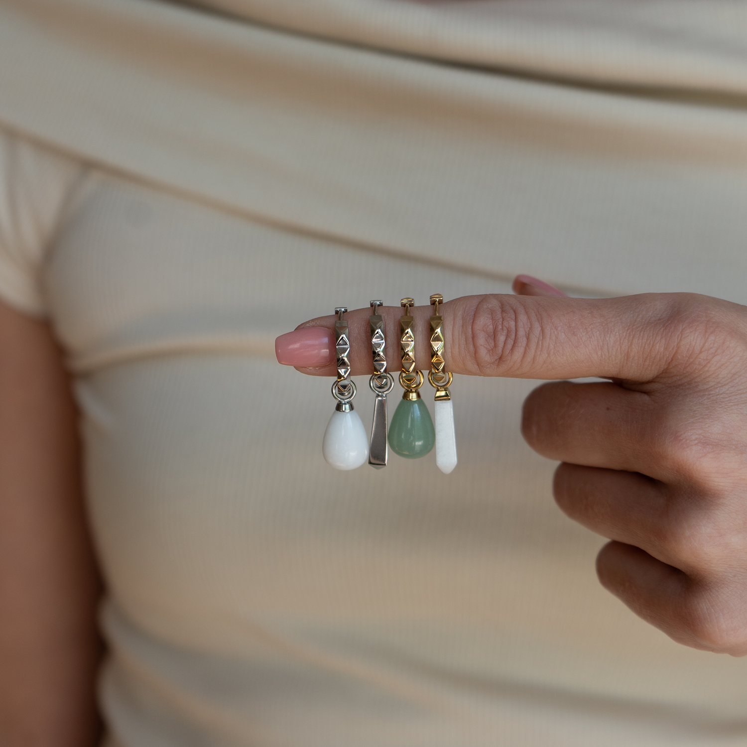 EAR ME UP Charm Obelisk Silber von COEUR DE LION – am Modell getragen