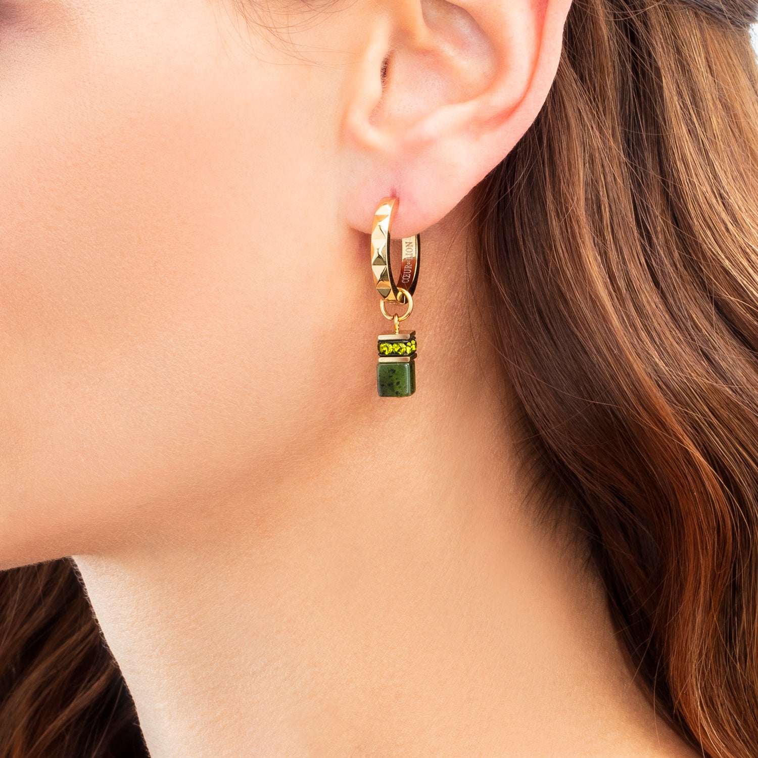 EAR ME UP Charm GeoCUBE® gold-grün von COEUR DE LION – am Modell getragen