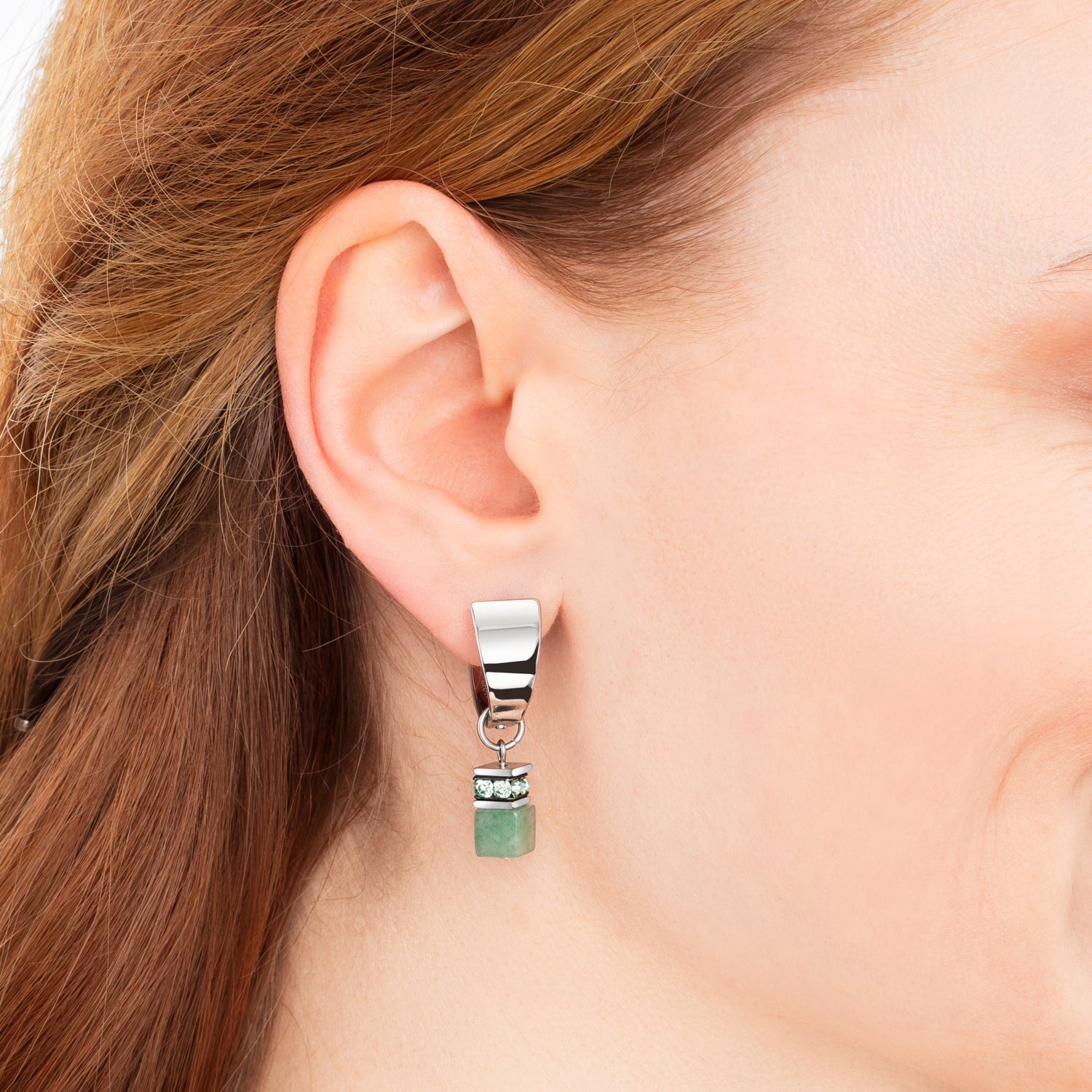 EAR ME UP Charm GeoCUBE® silber-hellgrün von COEUR DE LION – am Modell getragen