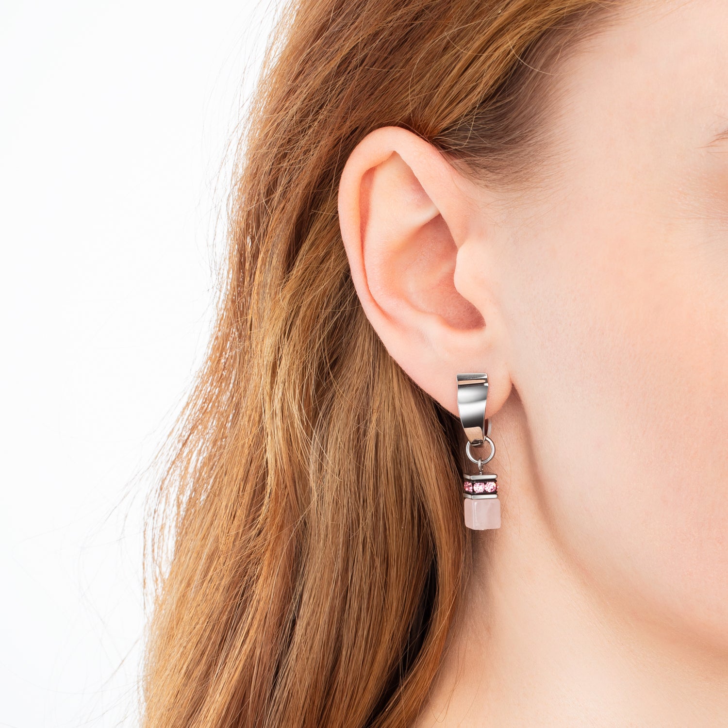 EAR ME UP Charm GeoCUBE® silber-rosa von COEUR DE LION – am Modell getragen