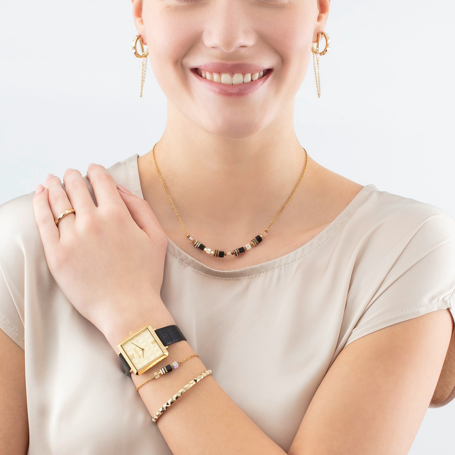 Ohrringe Creole Spikes 23 Gold von COEUR DE LION – am Modell getragen