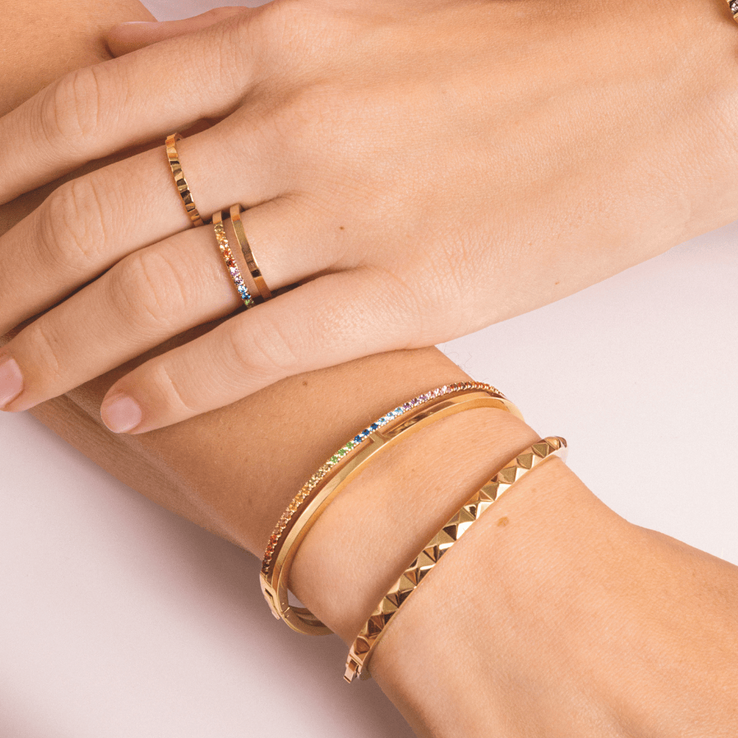 Eternal Unity Creolen gold-rainbow von COEUR DE LION – am Modell getragen