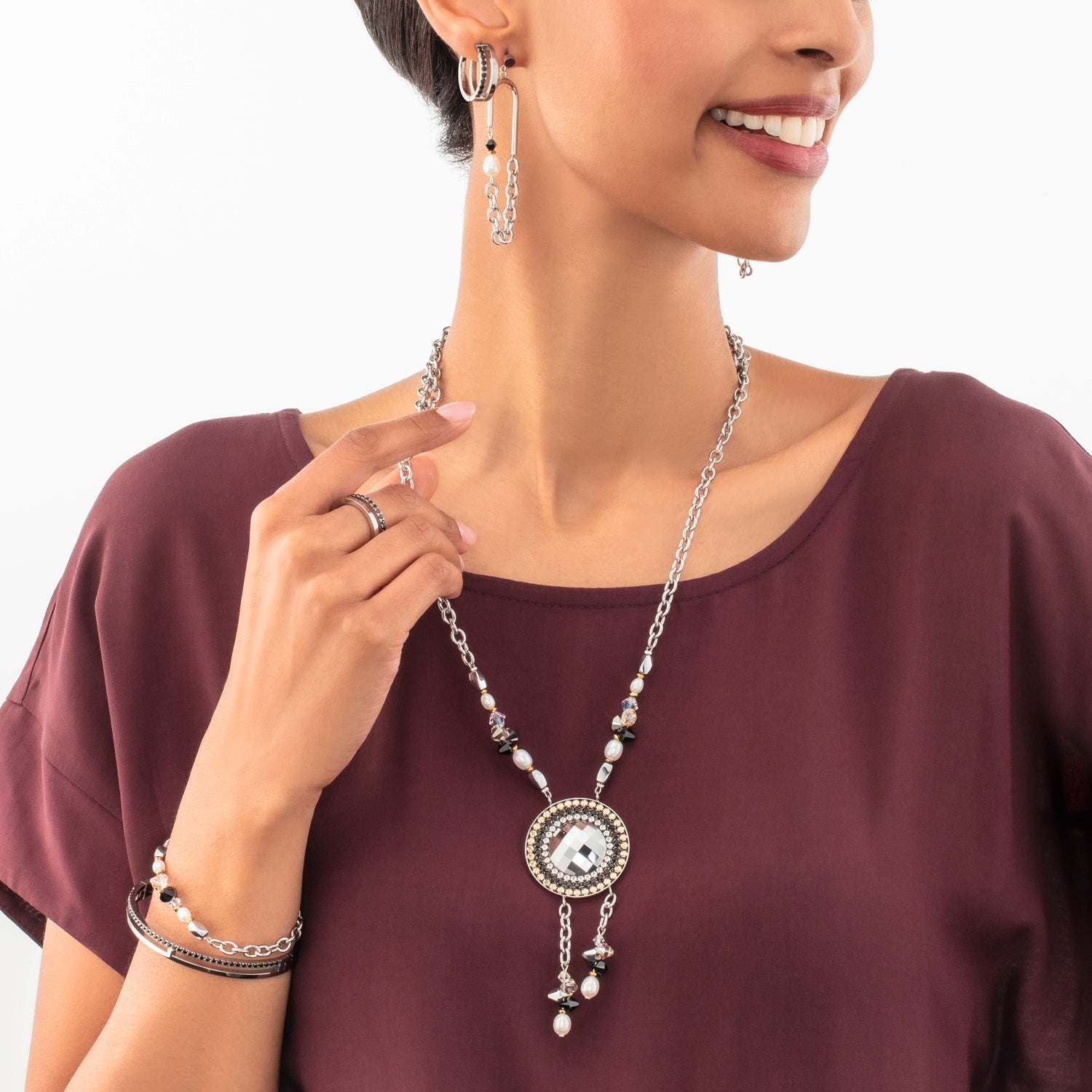 Eternal Unity Armreif silber-schwarz von COEUR DE LION – am Modell getragen