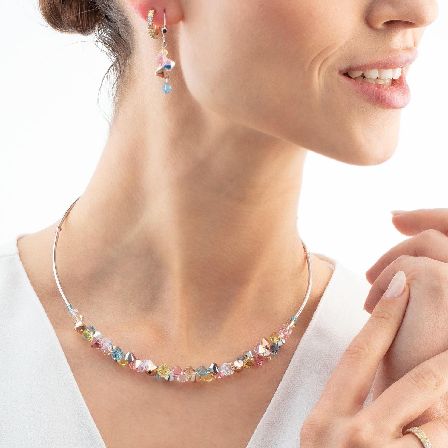 Eternal Love Creole mini gold-multicolor pastell von COEUR DE LION – am Modell getragen