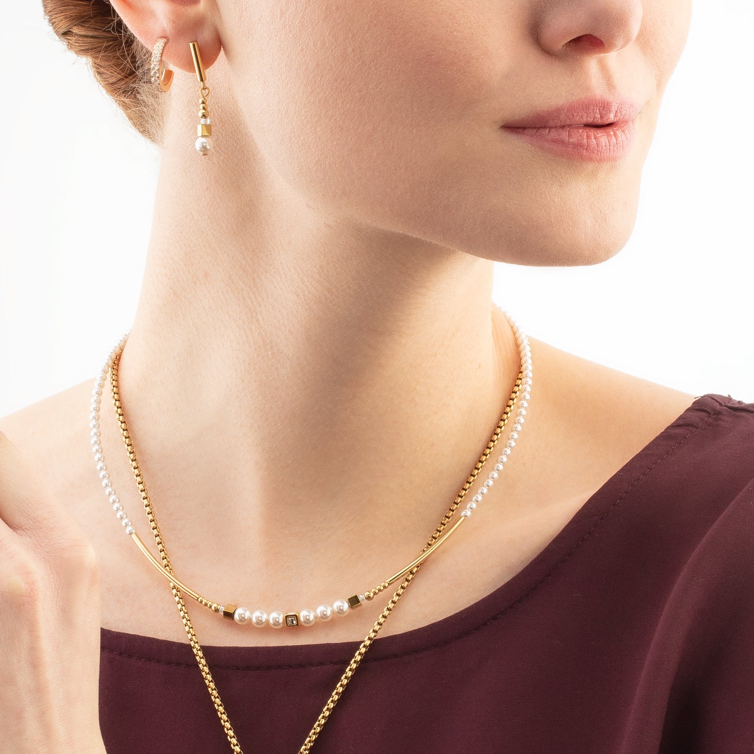Eternal Love Creole mini gold-kristall von COEUR DE LION – am Modell getragen