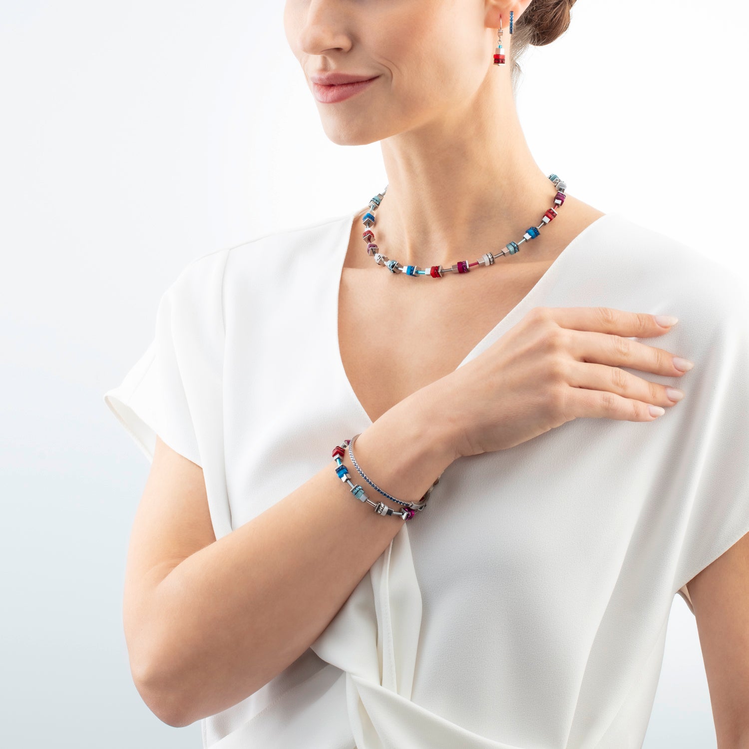 Eternal Love Armreif silber-blau von COEUR DE LION – am Modell getragen