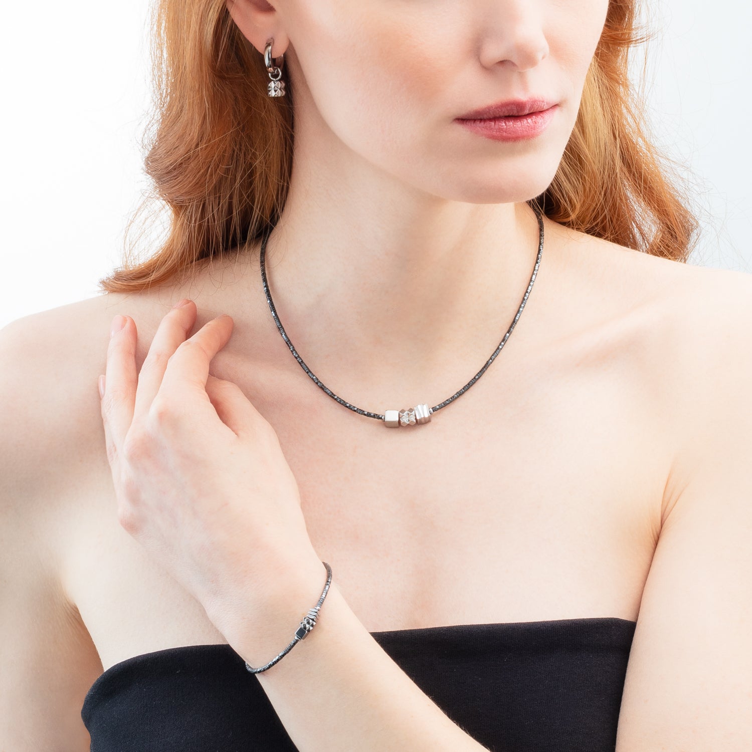 Ohrringe Creole Spikes Cube Silber von COEUR DE LION – am Modell getragen