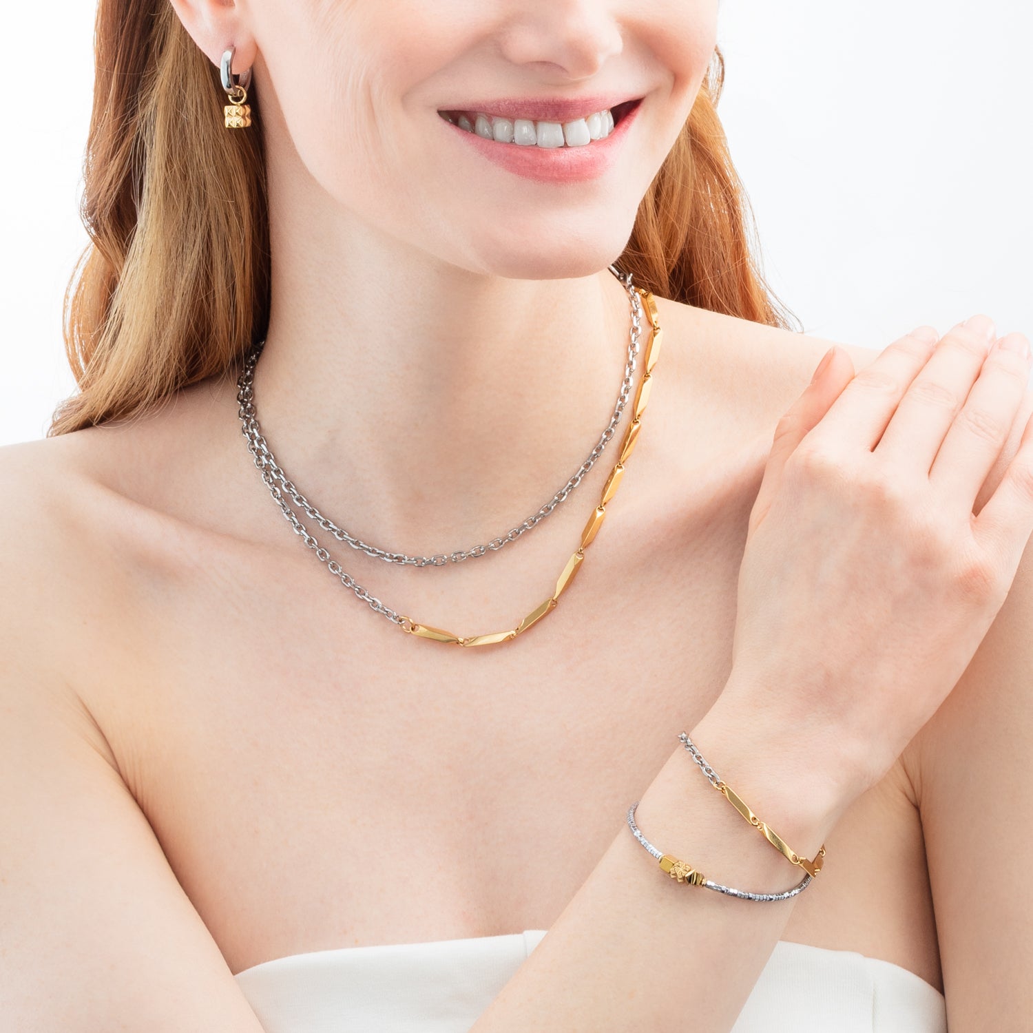 Ohrringe Creole Spikes Cube Silber-Gold von COEUR DE LION – am Modell getragen