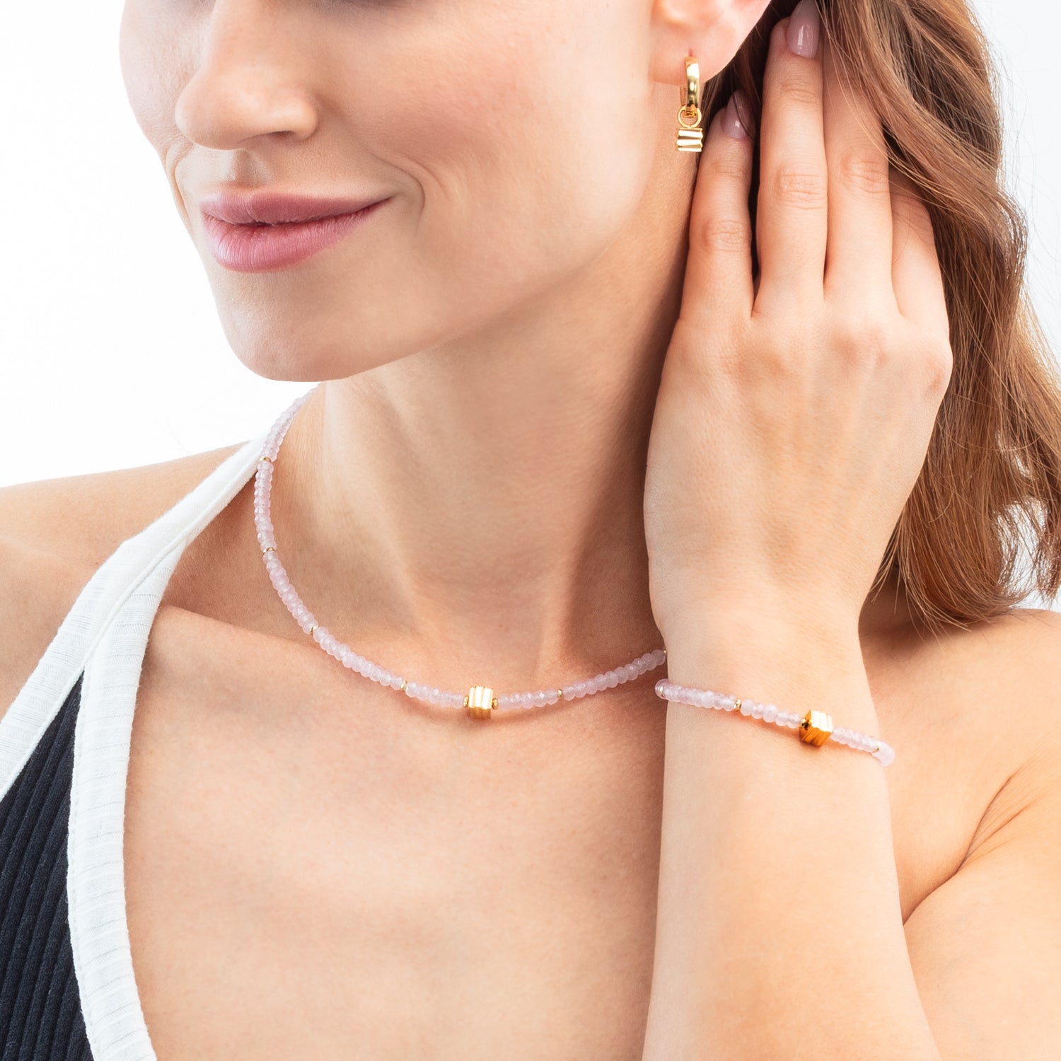 Ohrringe Creole Wave Cube Gold von COEUR DE LION – am Modell getragen