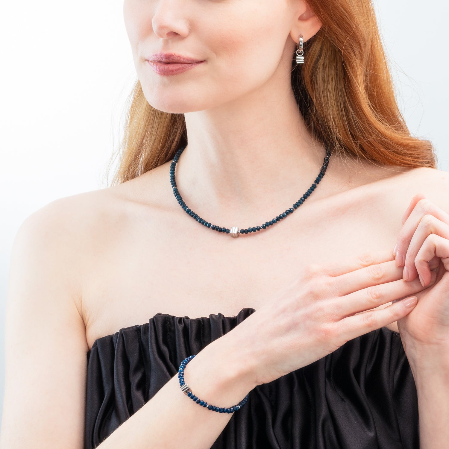 Ohrringe Creole Wave Cube Silber von COEUR DE LION – am Modell getragen