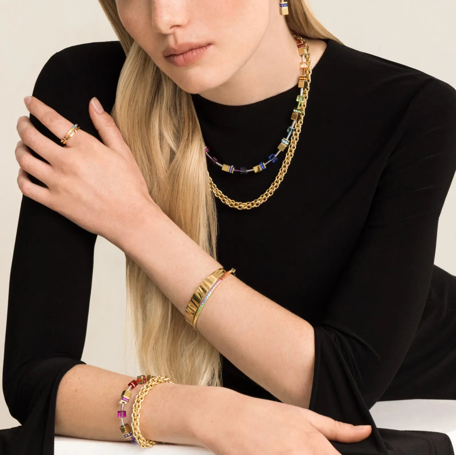 Armband Mesh Chain Classic gold von COEUR DE LION – am Modell getragen