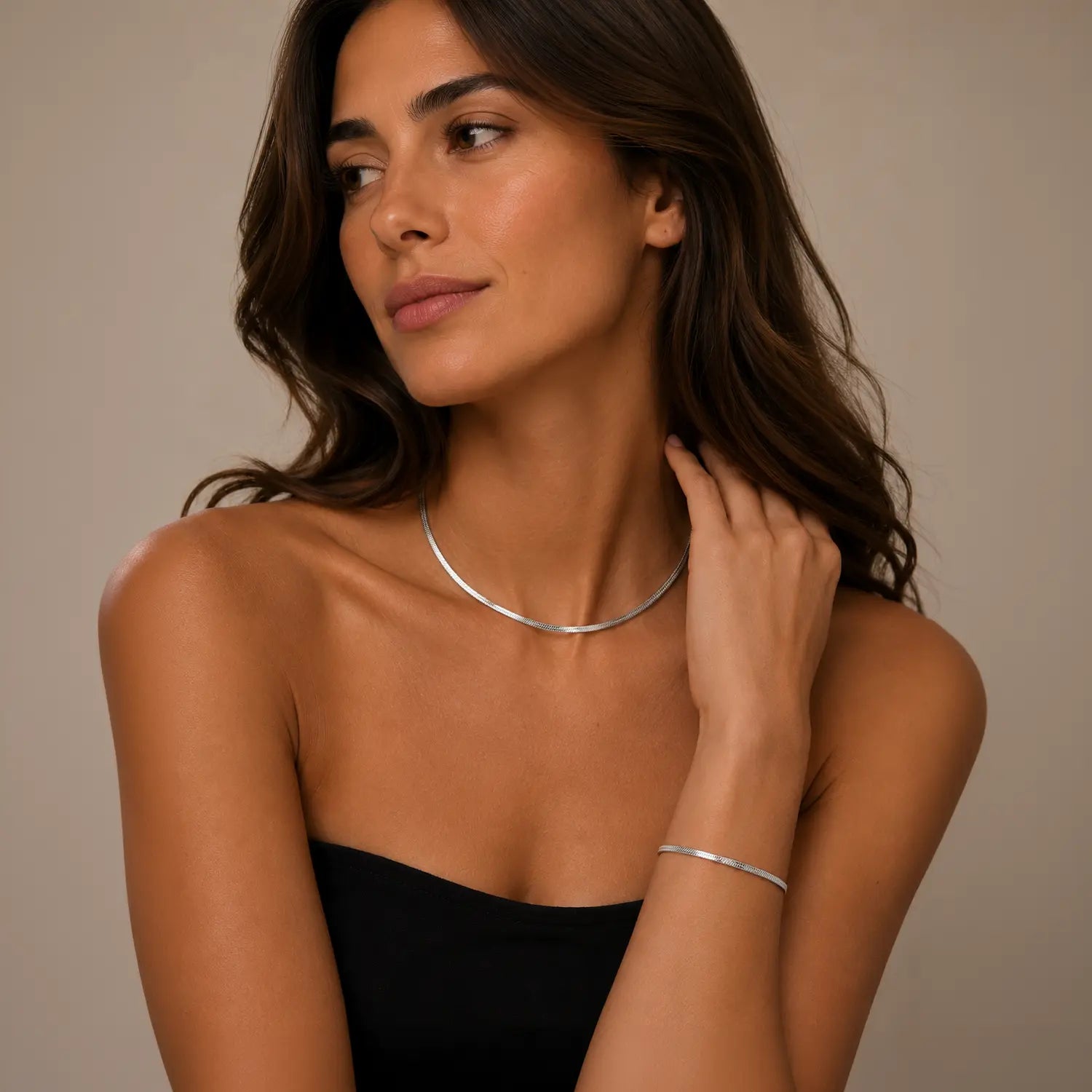 COEUR DE LION Flache Schlangenkette Silber – am Model