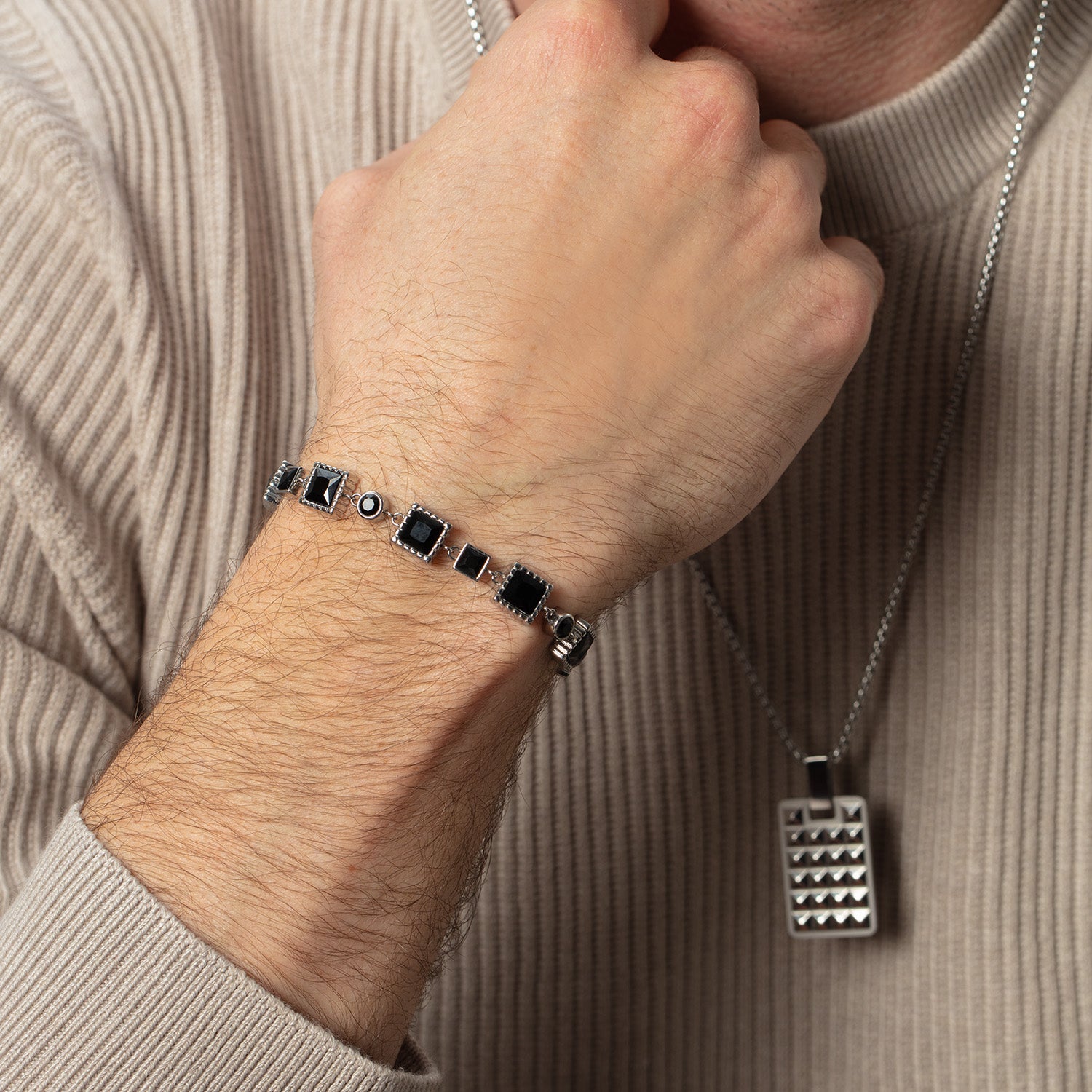Armband Geometry Spinell und Edelstahl Silber-Schwarz von COEUR DE LION – am Modell getragen