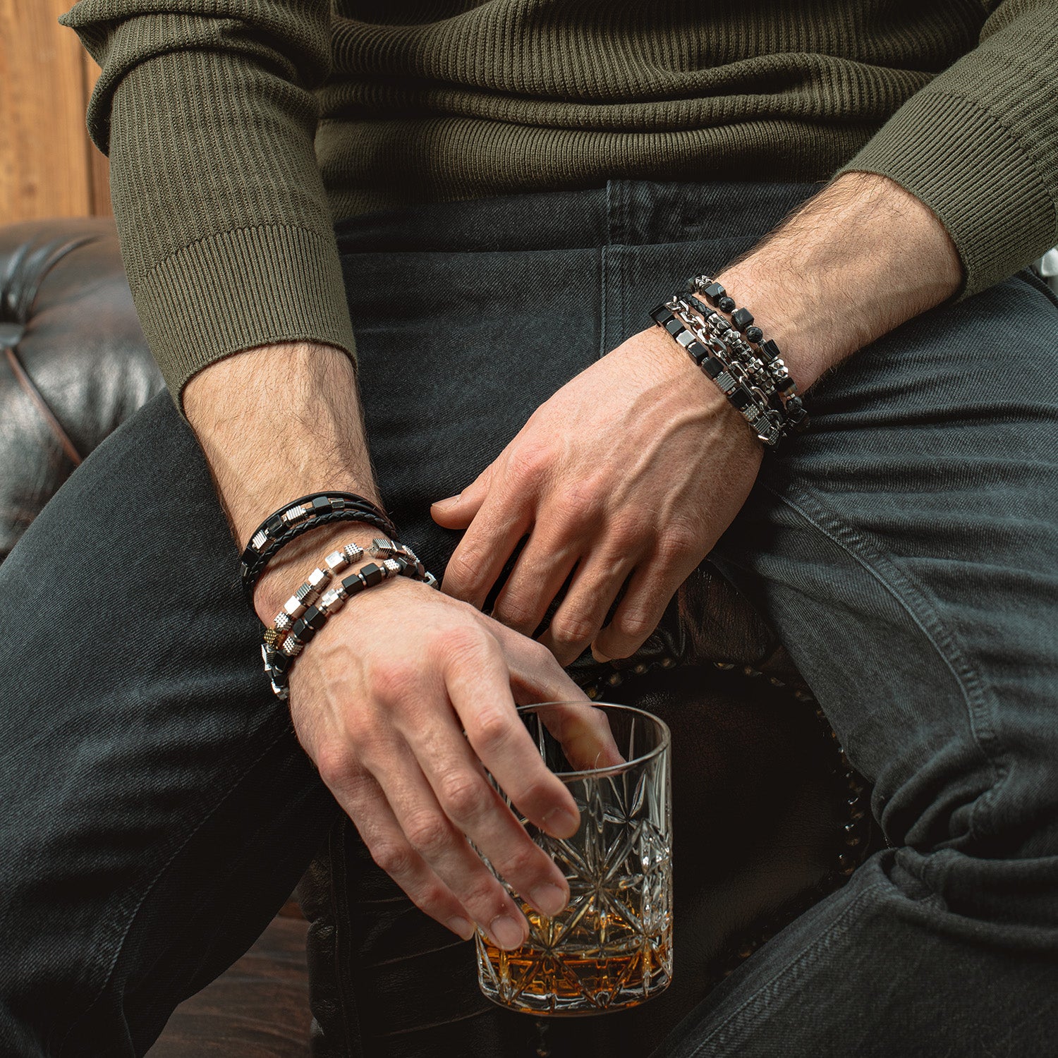 Armband Leder Schwarz mit Edelstahl Gun Metal Spikes Cubes von COEUR DE LION – Tragevariante