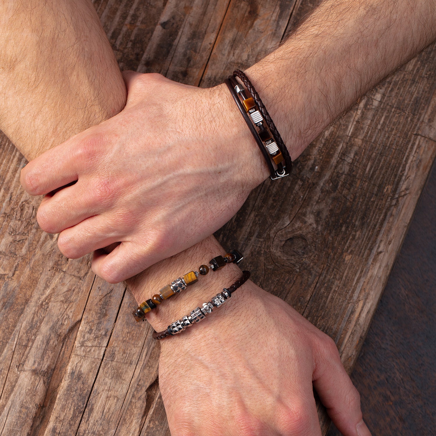 Armband Leder Braun 3-reihig mit Tigerauge und Graphic Relief Edelstahl Cubes von COEUR DE LION – am Modell getragen