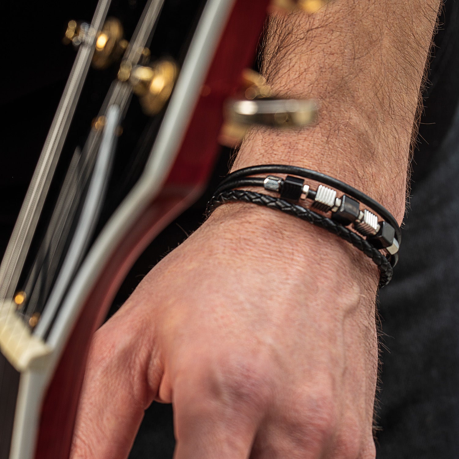 Armband Leder Schwarz 3-reihig mit Streifen-Onyx und Graphic Relief Edelstahl Cubes von COEUR DE LION – am Modell getragen