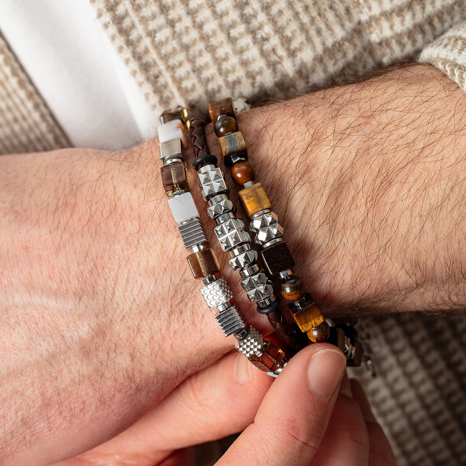 Armband Tigerauge Cubes und Kugeln mit Spikes Cubes aus Edelstahl von COEUR DE LION – am Modell getragen