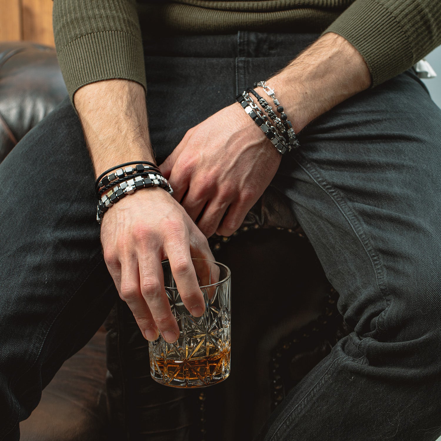 Armband Streifen-Onyx Cubes und Lava-Kugeln mit Spikes Cubes aus Edelstahl von COEUR DE LION – Tragevariante