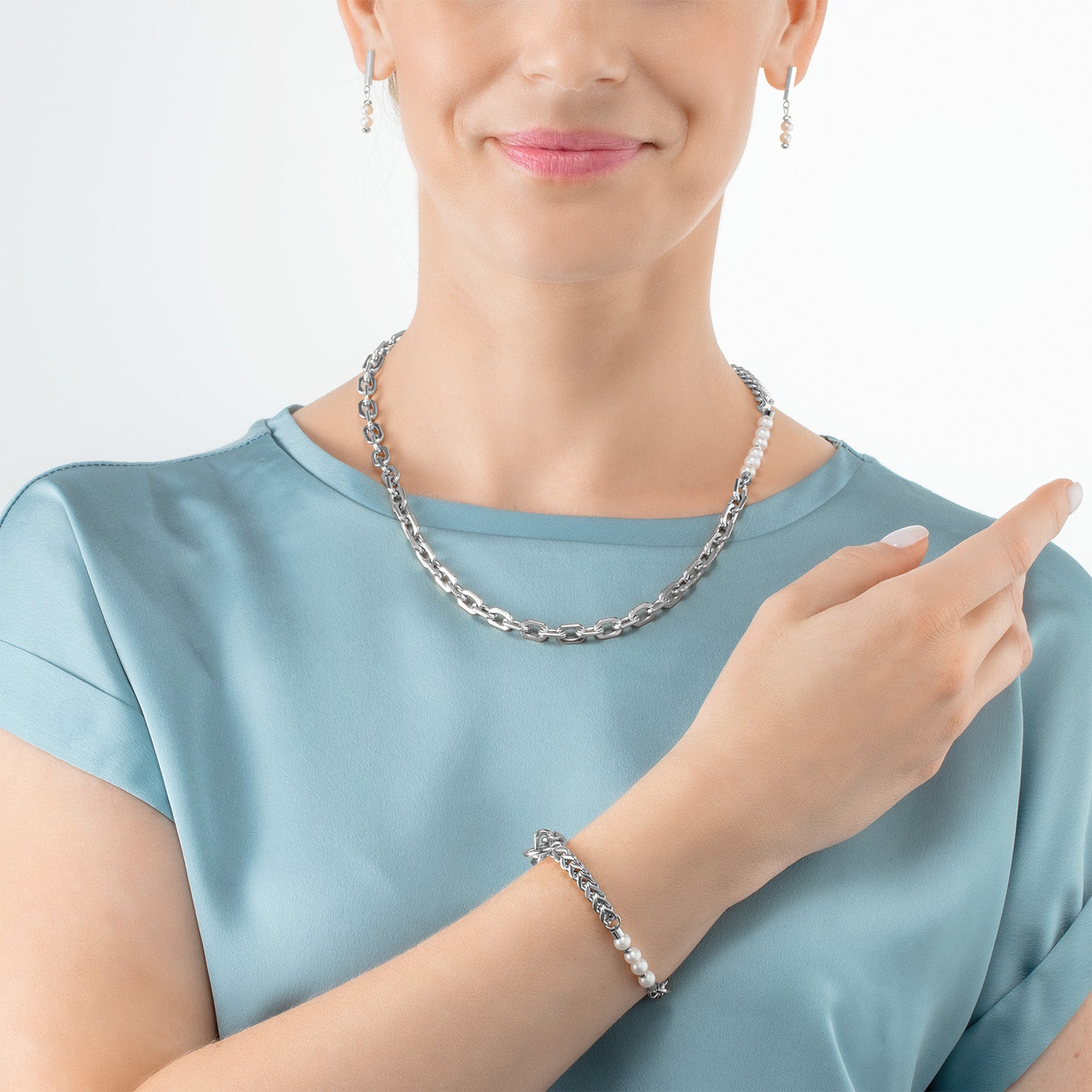 Armband Shape Shifter Süßwasserperlen silber von COEUR DE LION – am Modell getragen