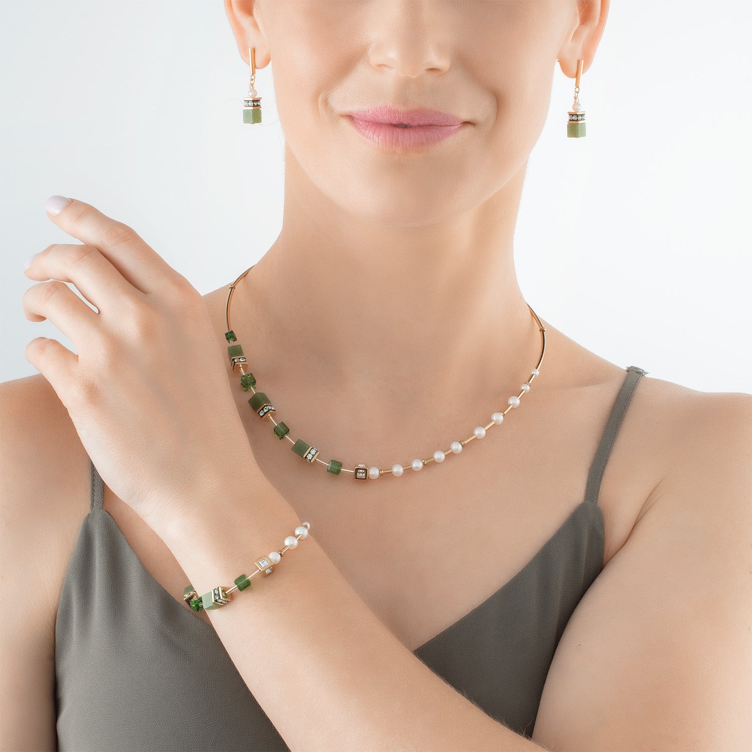 Halskette GeoCUBE® Fusion Precious Pearl Mix gold-grün von COEUR DE LION – am Modell getragen
