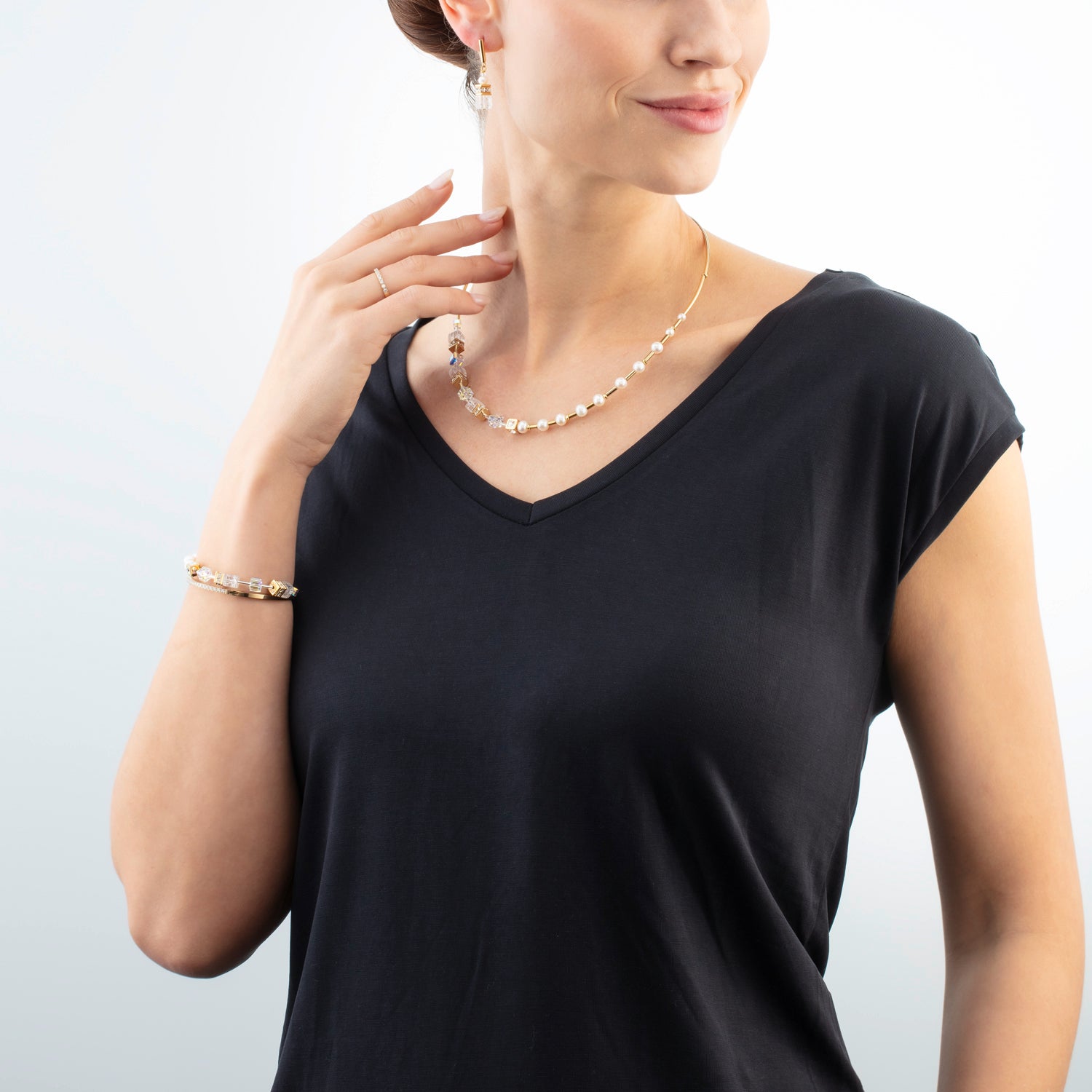 Halskette GeoCUBE® Fusion Precious Pearl Mix gold-weiß von COEUR DE LION – am Modell getragen