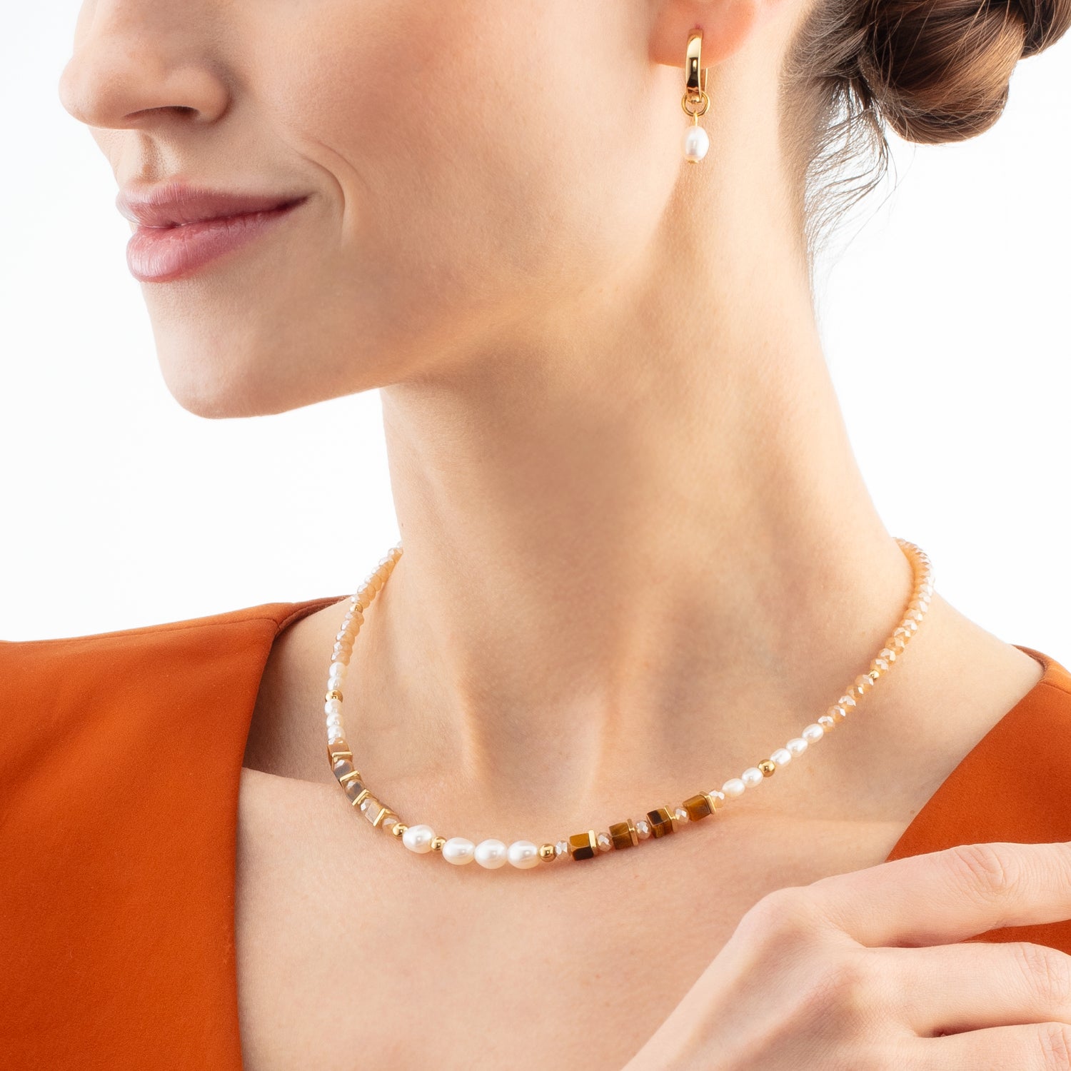 Halskette Cosmic Pearls deep gold von COEUR DE LION – am Modell getragen