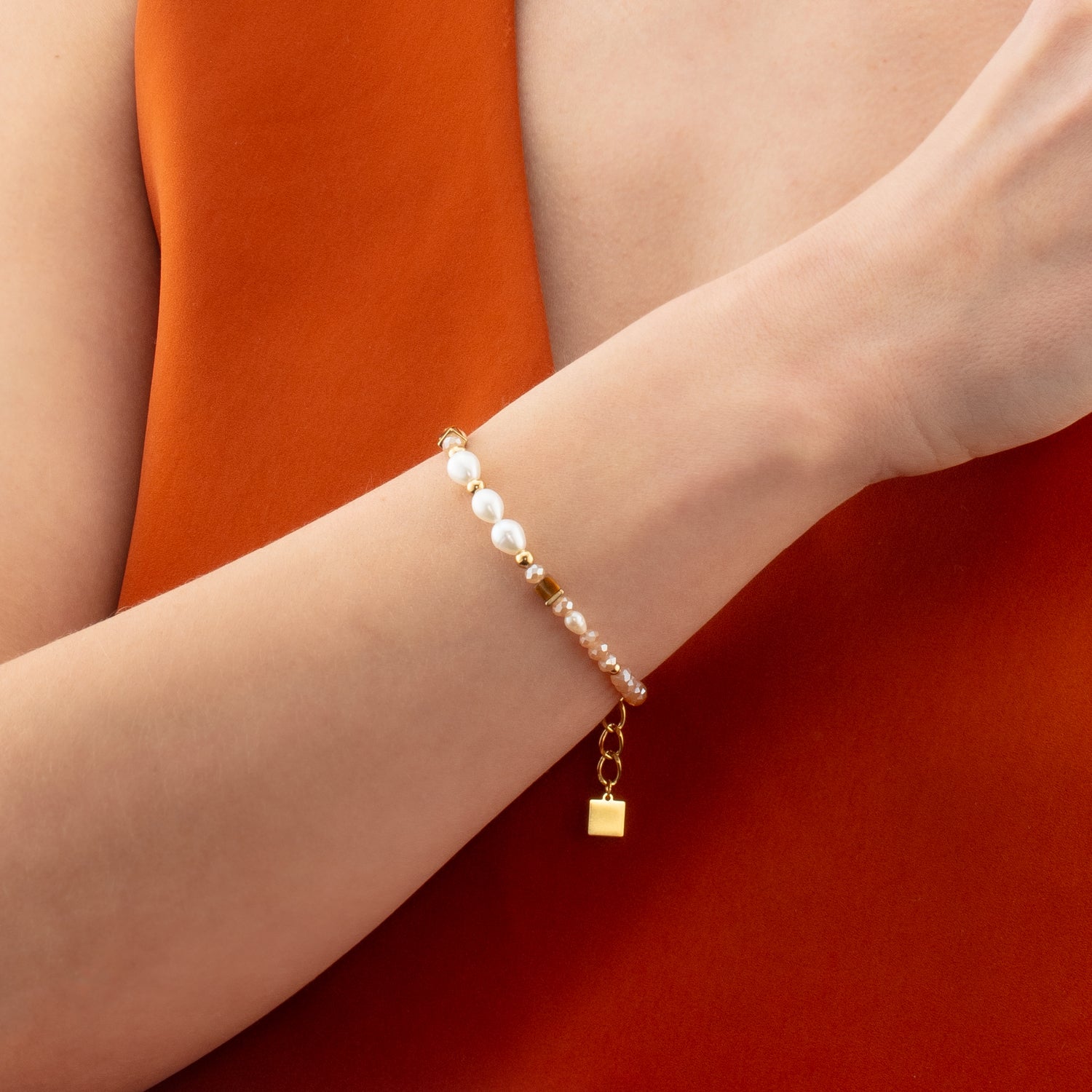 Armband Cosmic Pearls deep gold von COEUR DE LION – am Modell getragen