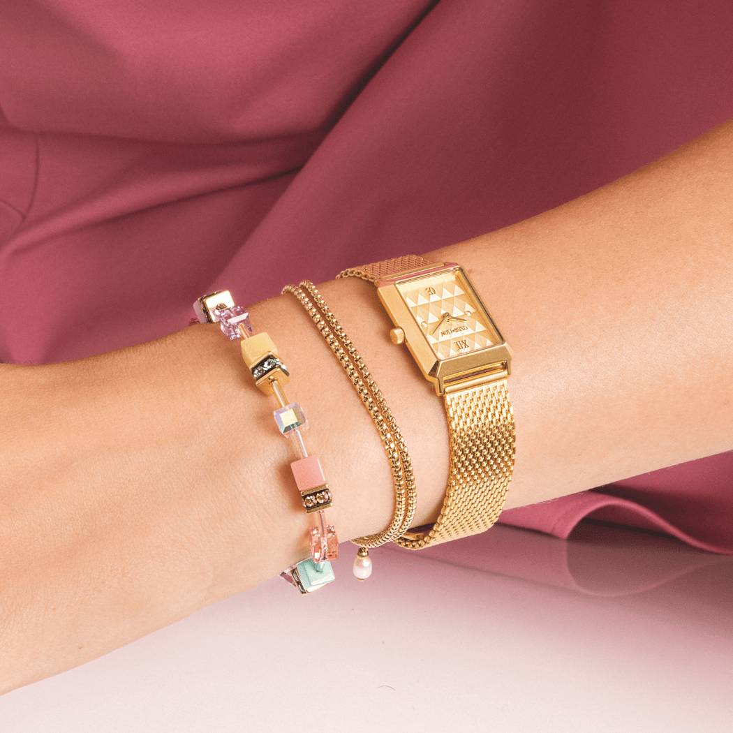 Armband Serene Knot Chain gold von COEUR DE LION – am Modell getragen