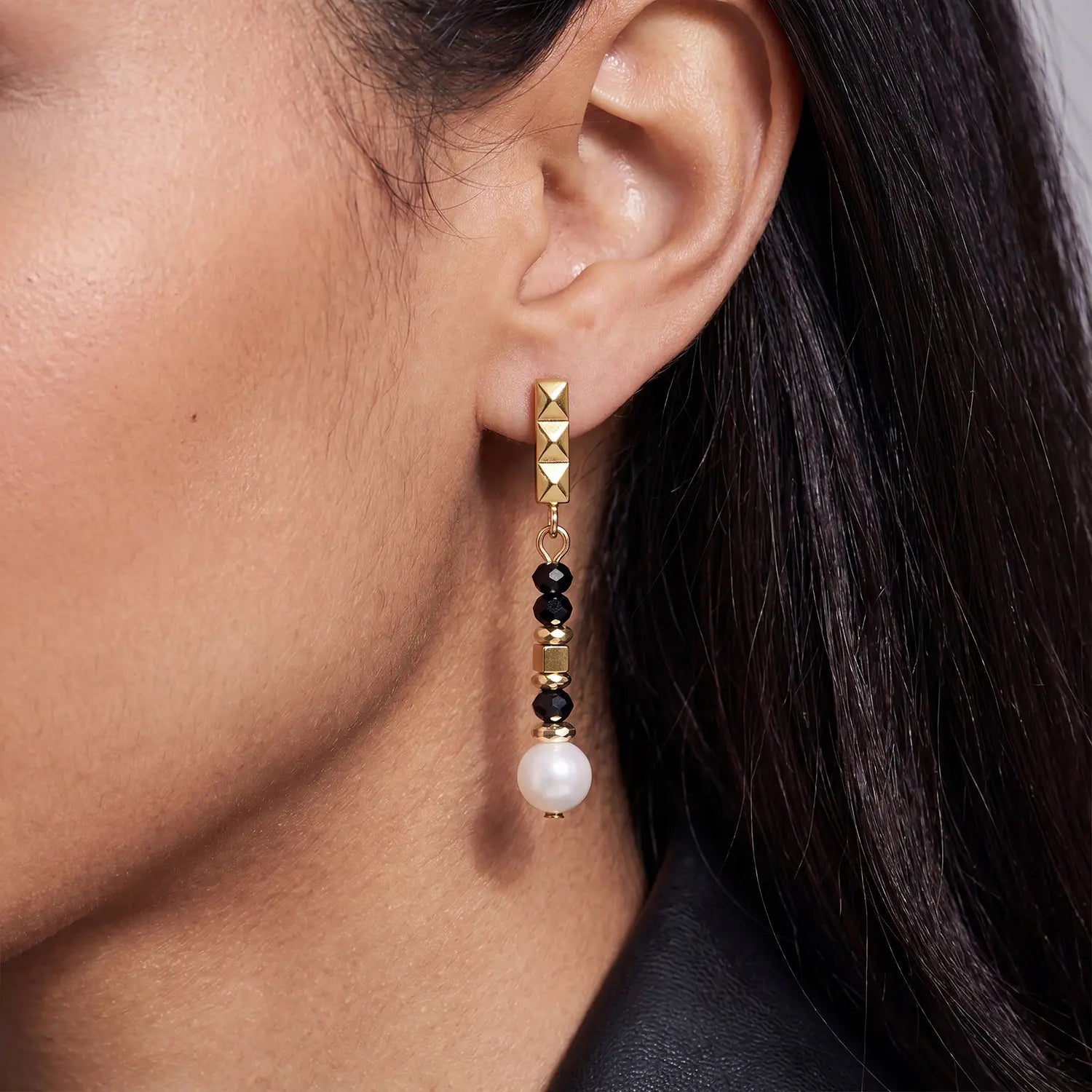 COEUR DE LION Ohrstecker Astoria Noir Pearl Gold – am Model
