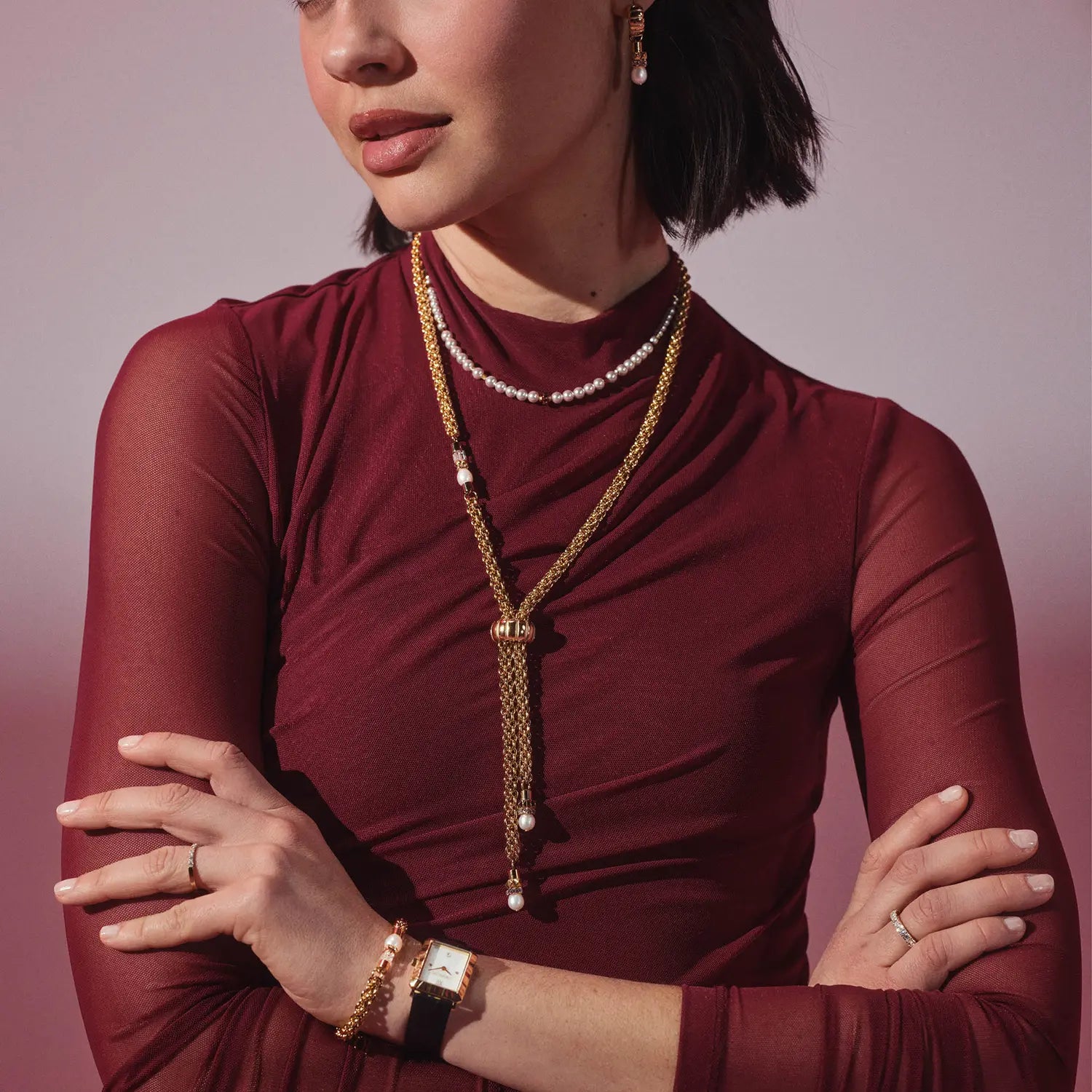 COEUR DE LION Structure Creolen mit Perlen-Anhänger Gold – am Model
