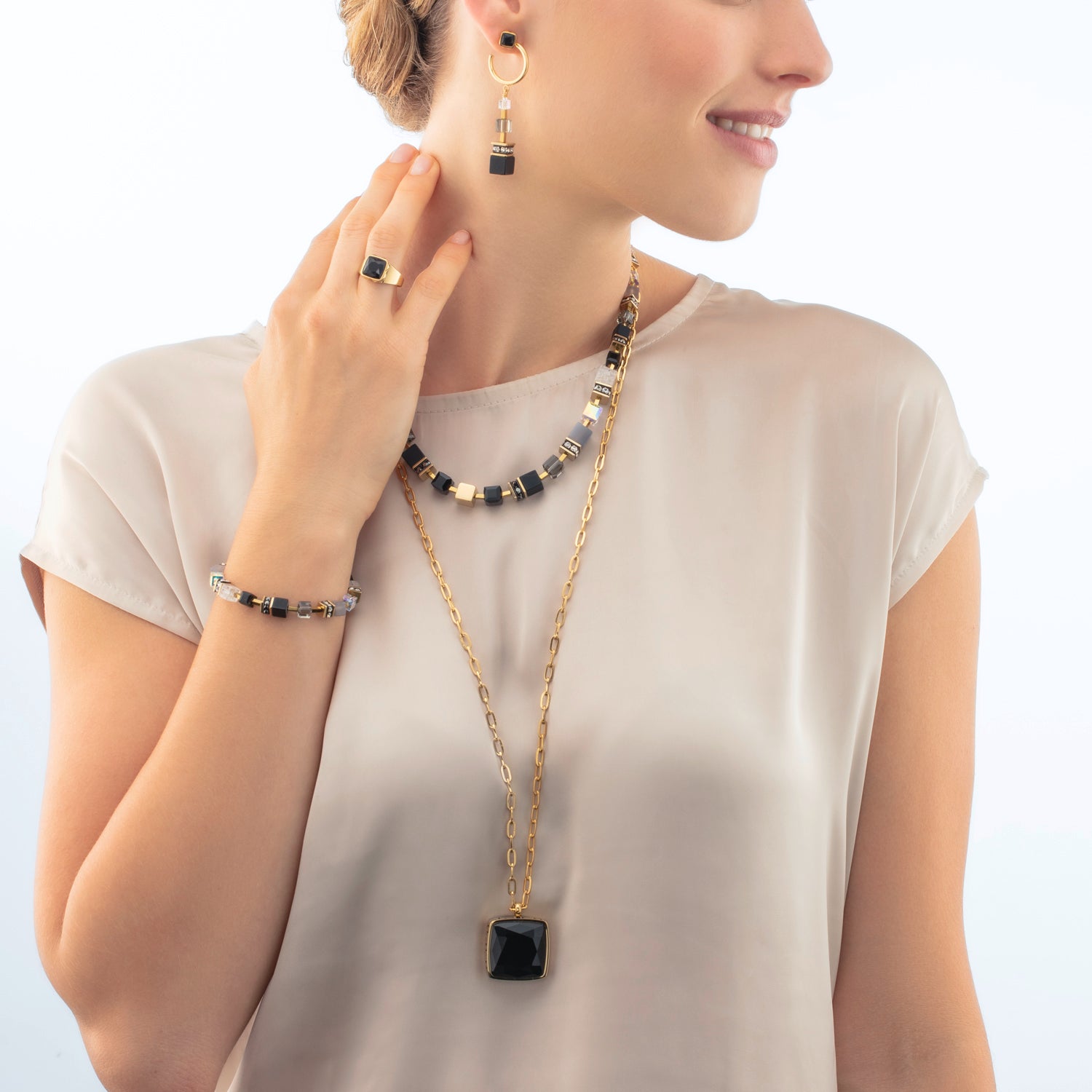 Ohrringe Spikes Square Onyx gold-schwarz von COEUR DE LION – am Modell getragen