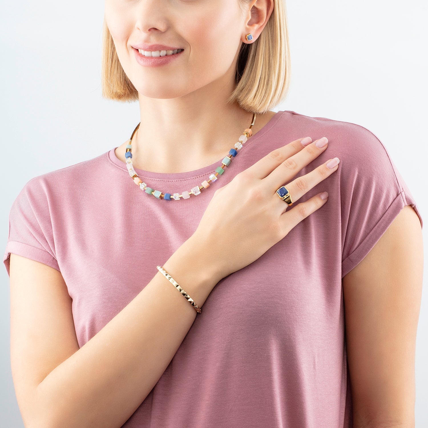 Ring Spikes Square Aventurin gold-blau von COEUR DE LION – am Modell getragen