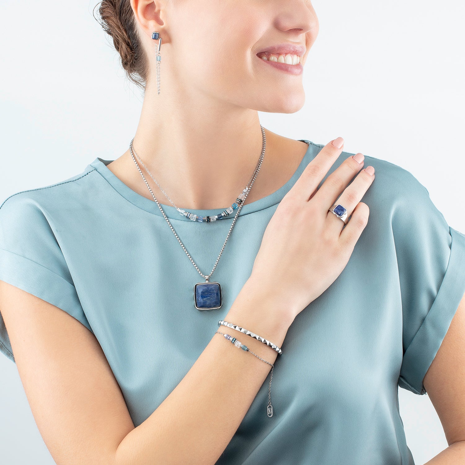Ring Spikes Square Aventurin silber-blau von COEUR DE LION – am Modell getragen