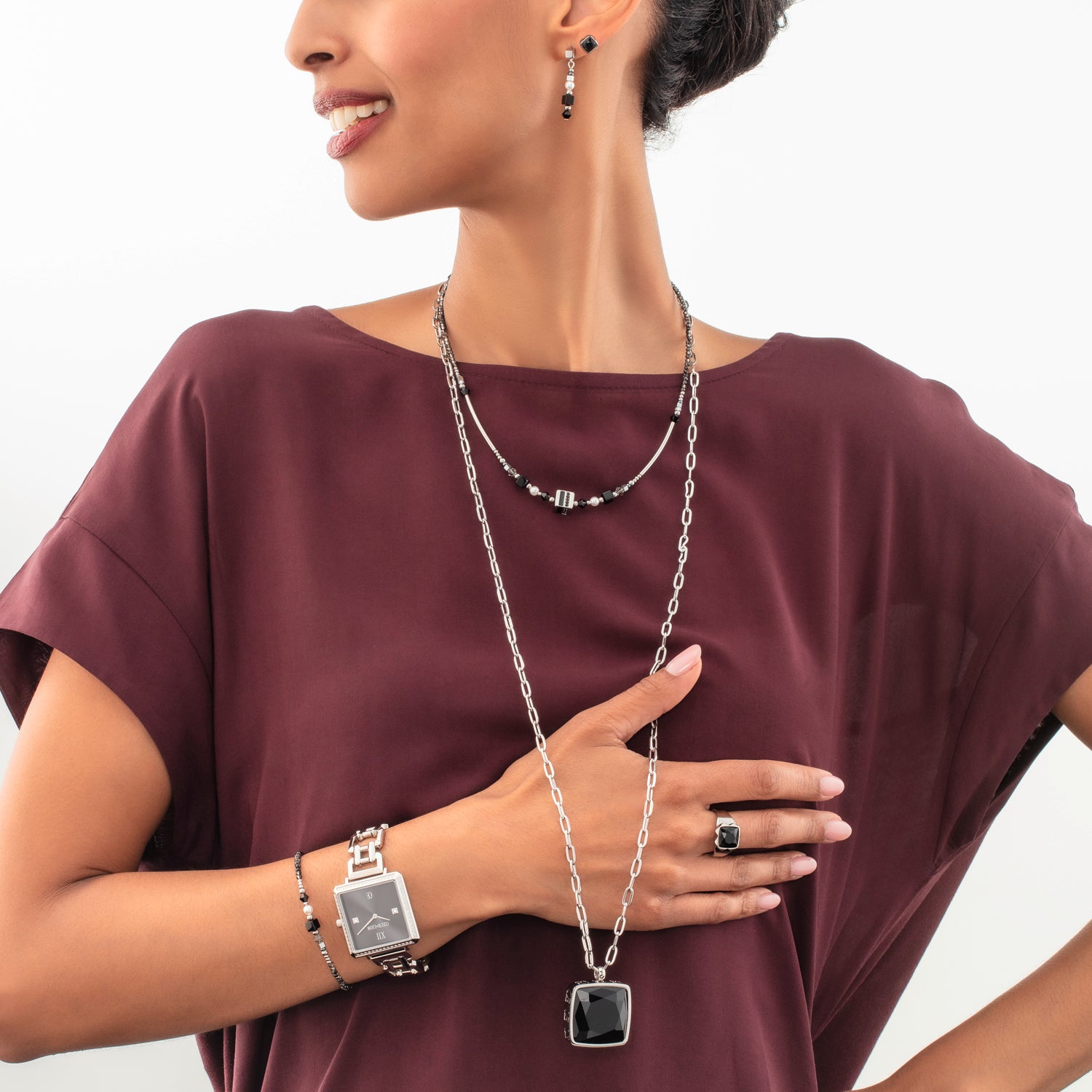 Ring Spikes Square Onyx silber-schwarz von COEUR DE LION – am Modell getragen