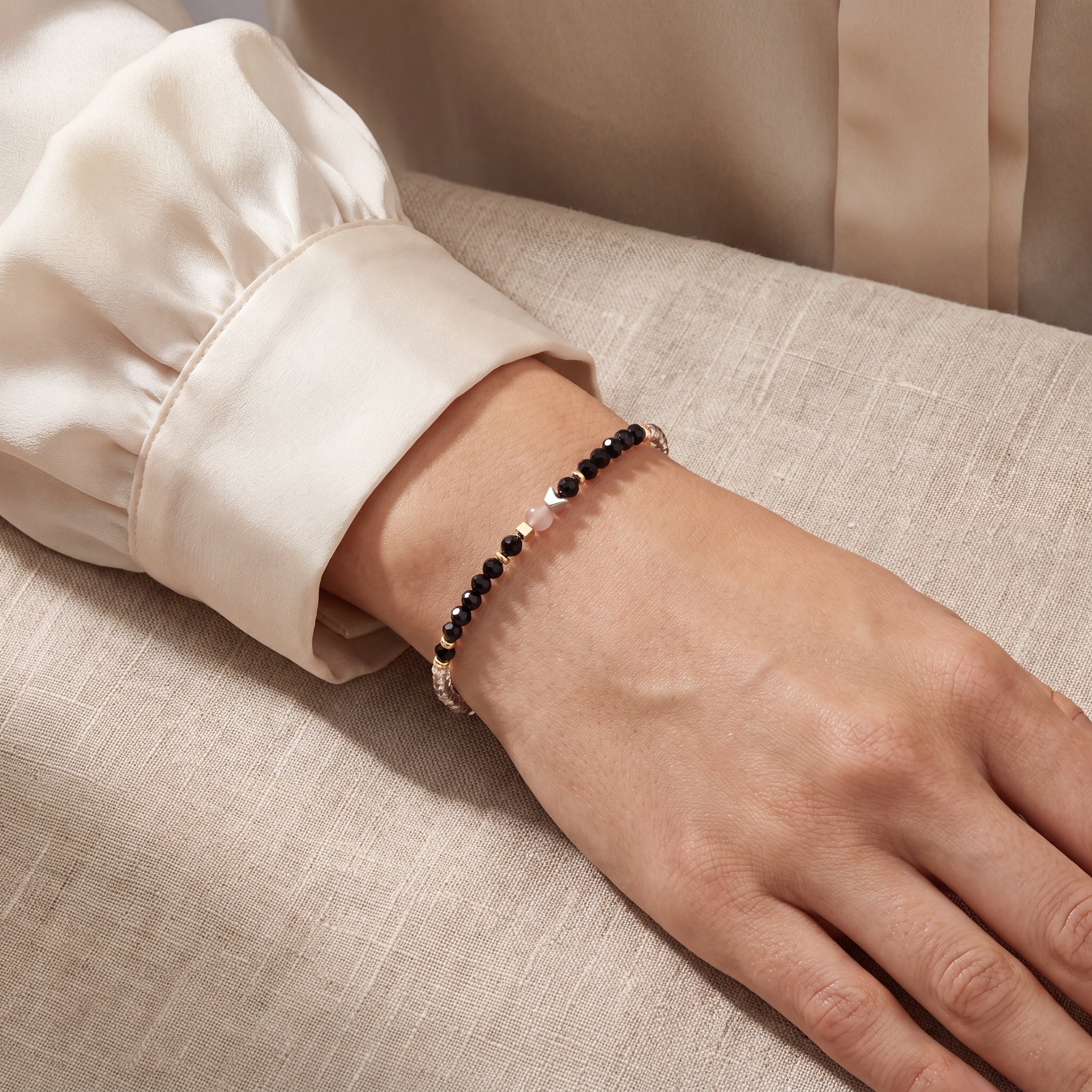 COEUR DE LION Armband Amulett Modern Future Gold-Schwarz – am Model