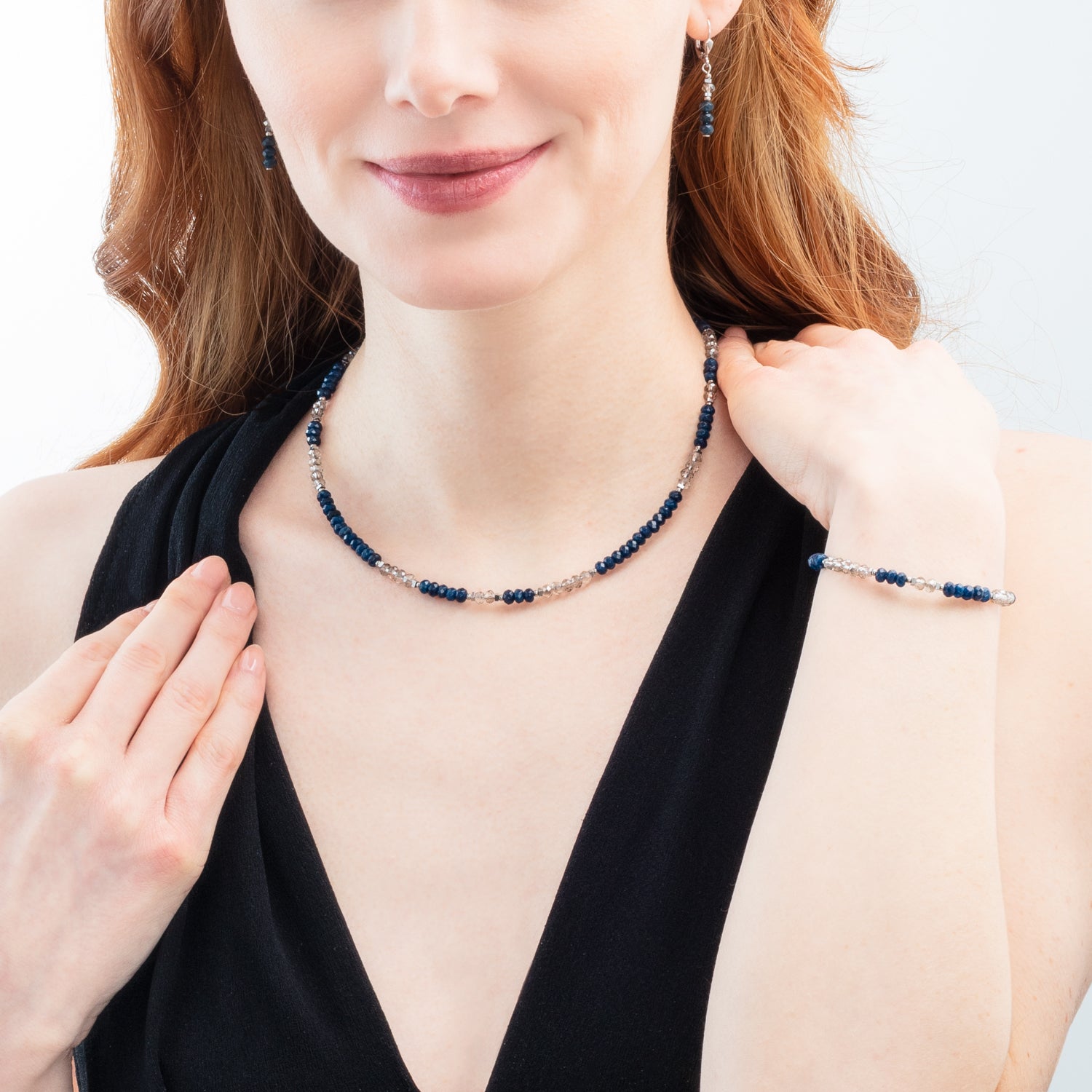 Ohrringe Rhythm Jade Navy silber von COEUR DE LION – am Modell getragen