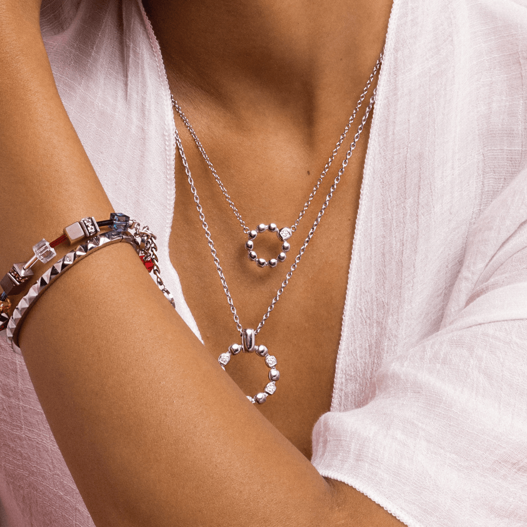 Halskette Soft Cube Circle Glow silber von COEUR DE LION – am Modell getragen