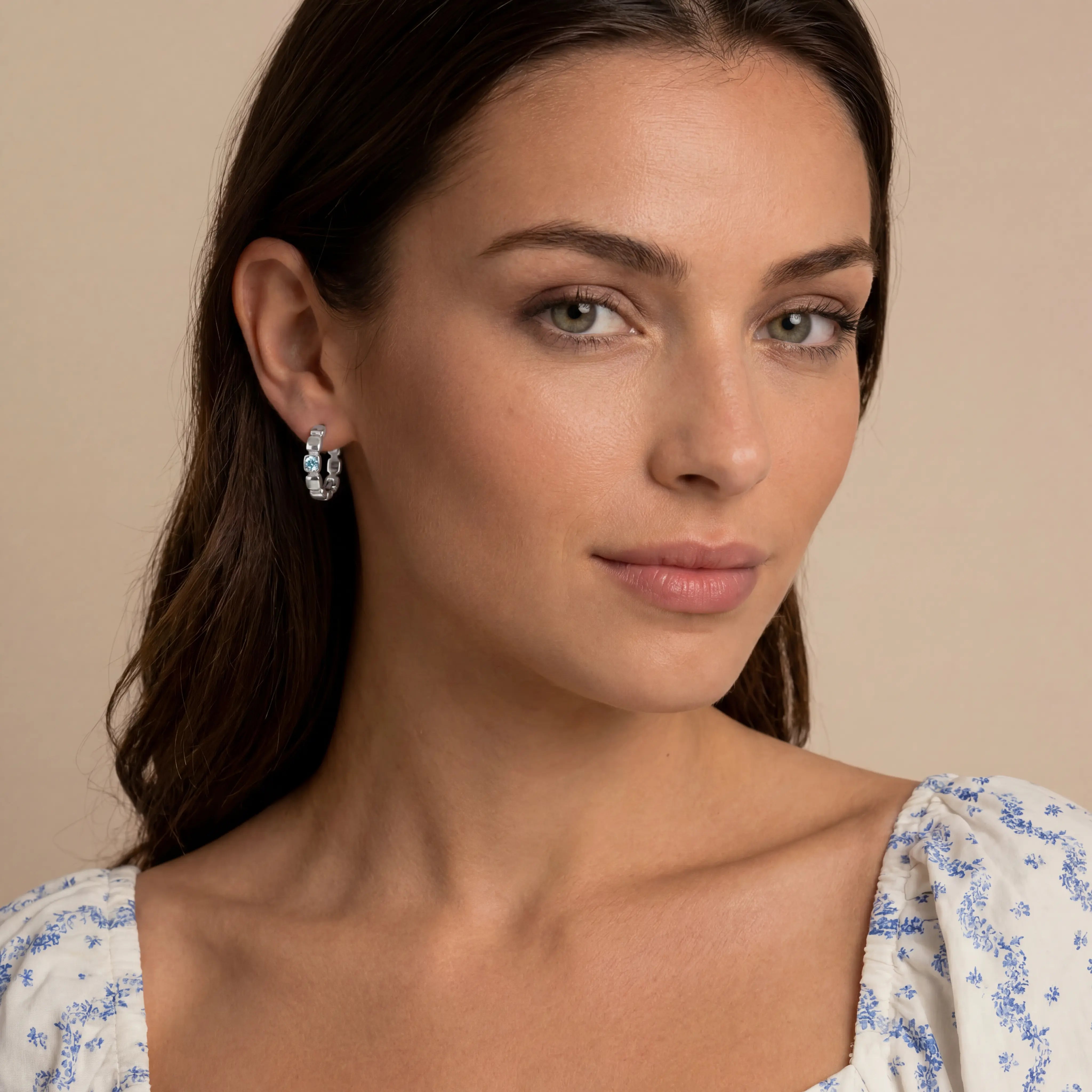 COEUR DE LION Creolen Soft Cube Circle Glow Ocean Silber – am Model