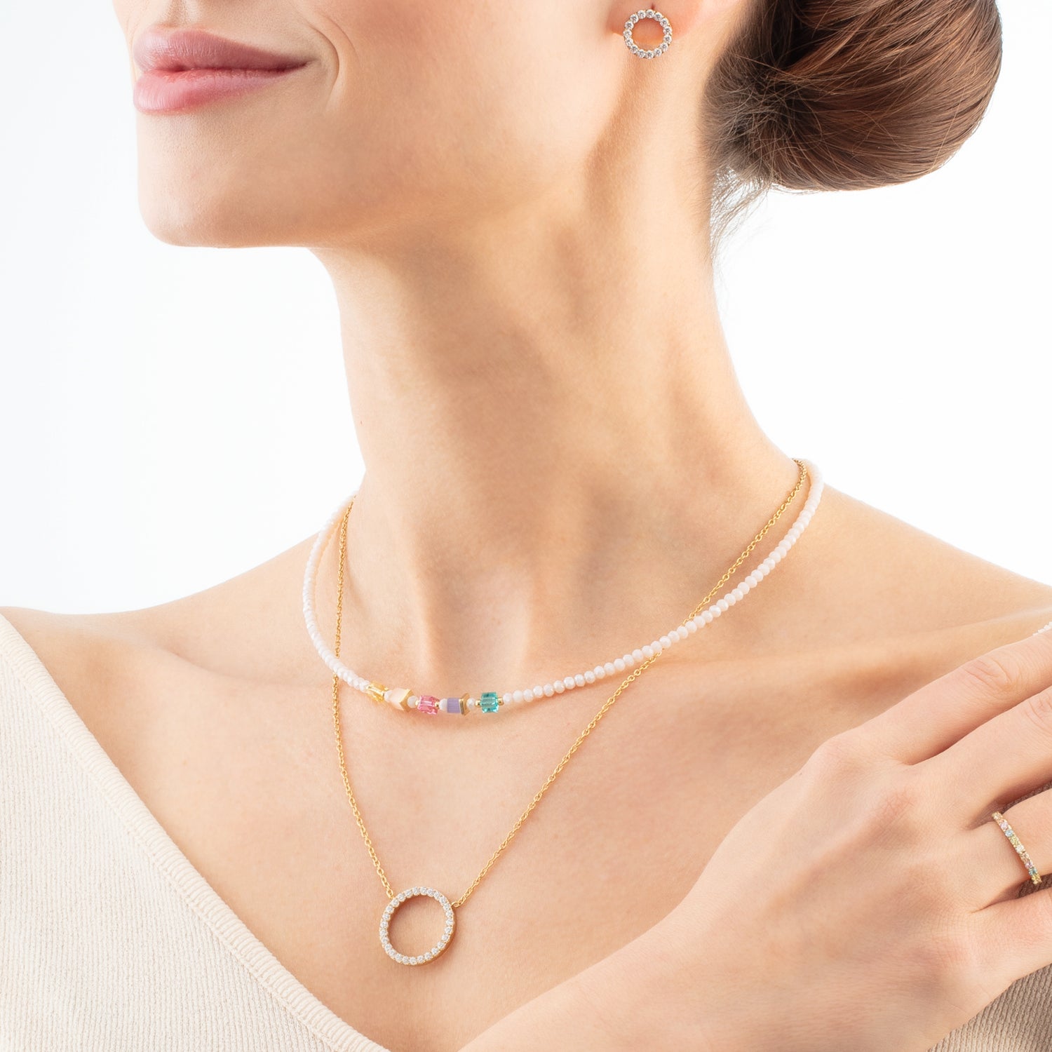 Halskette Sparkling Circle gold-kristall von COEUR DE LION – am Modell getragen