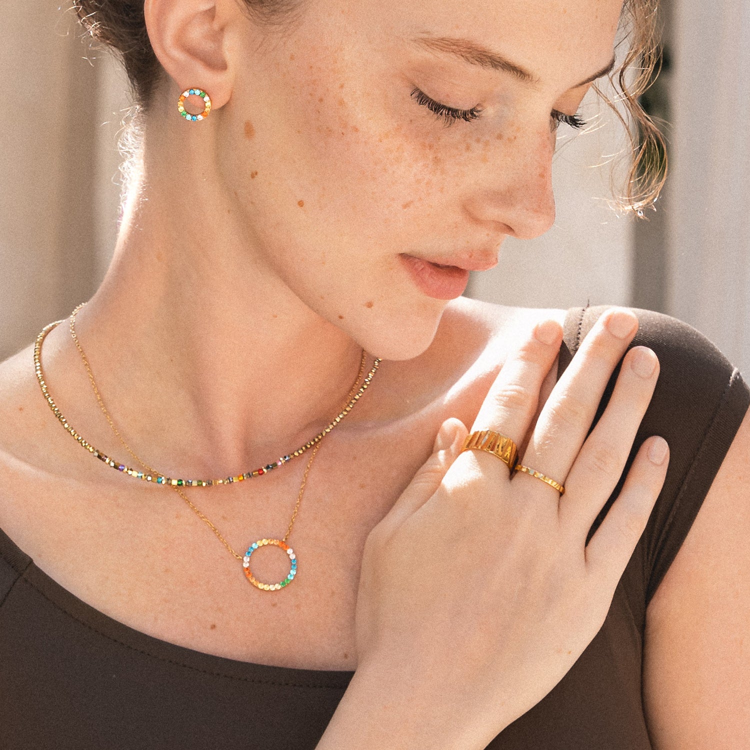 Ohrringe Sparkling Circle gold-multicolor von COEUR DE LION – am Modell getragen