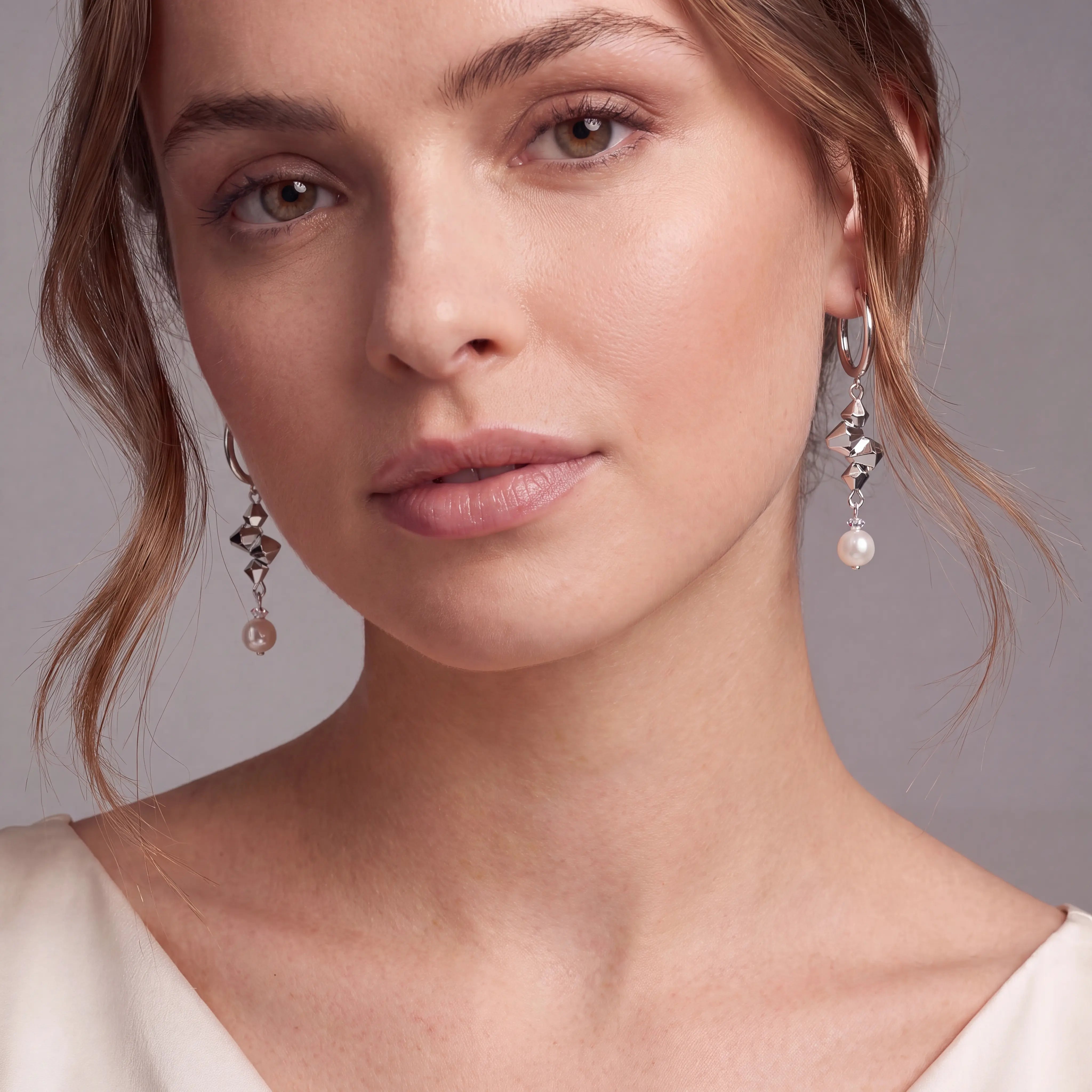 COEUR DE LION Creolen Dancing Crystals Fusion Silber – am Model