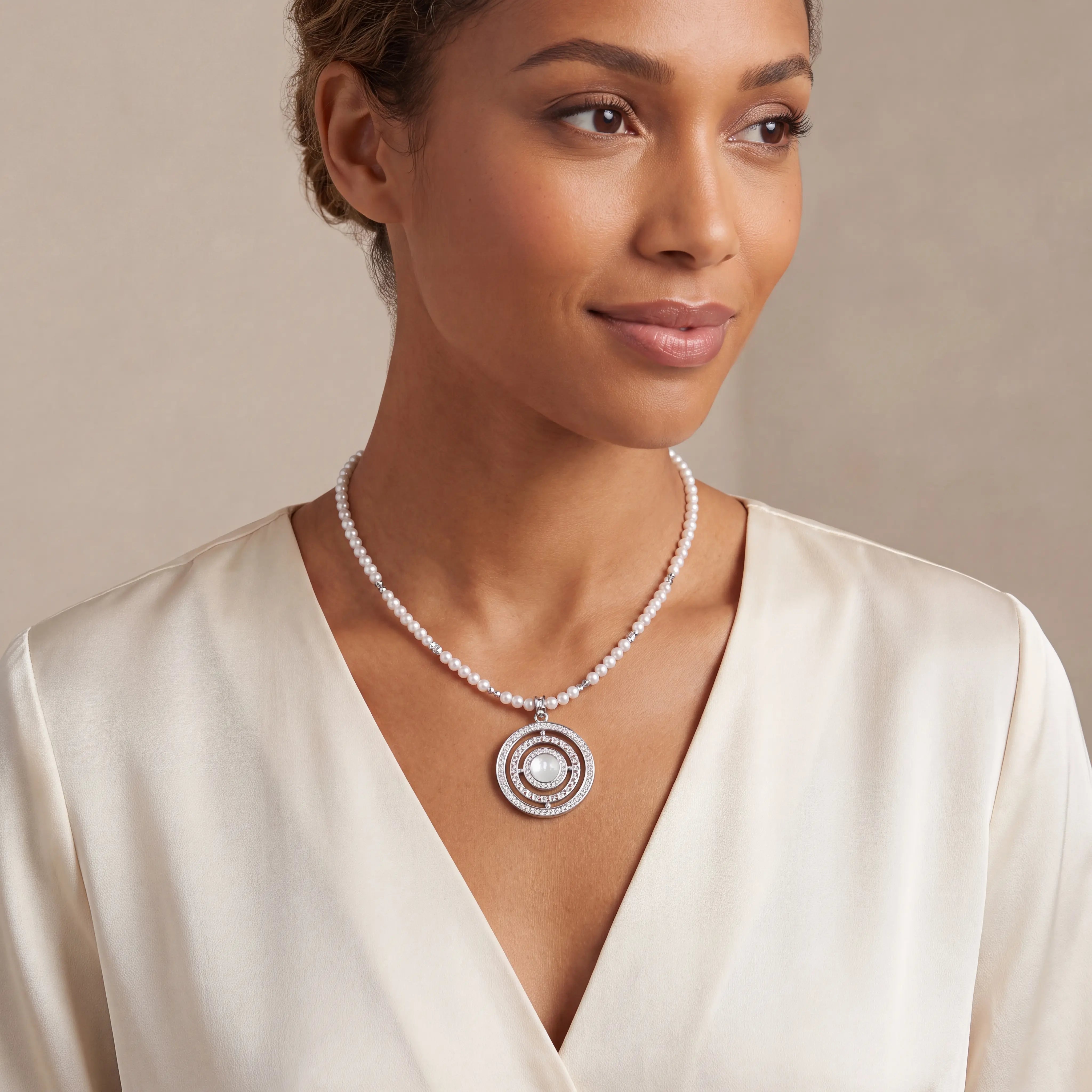 COEUR DE LION Halskette Amulett Modern Icon Pearl Silber – am Model