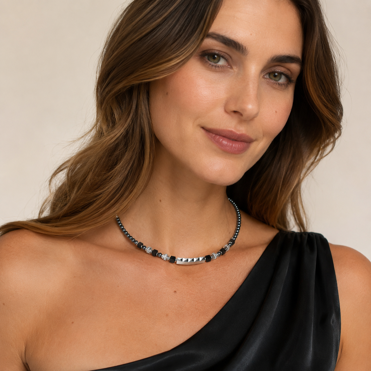 COEUR DE LION Beads & Pearls Spike Halskette Anthracite – am Model