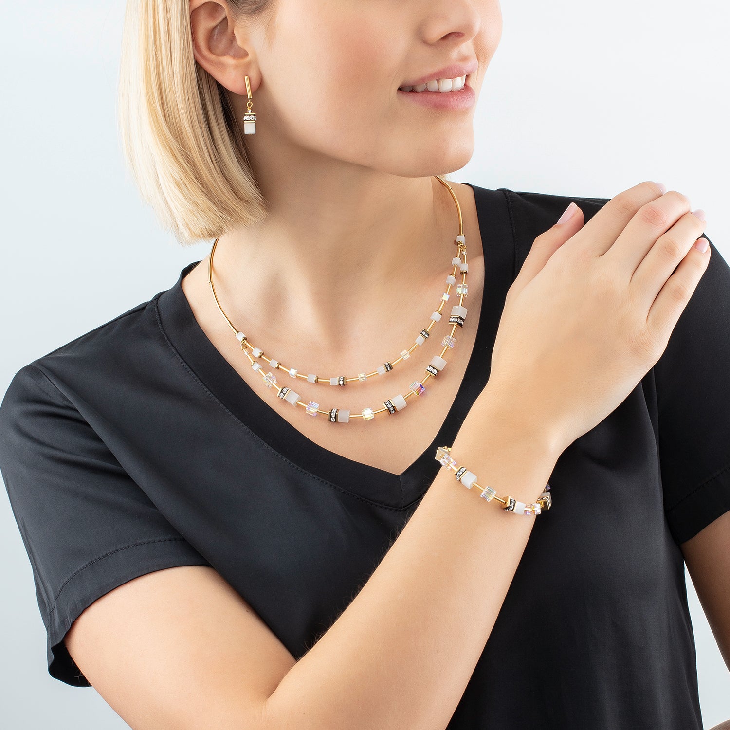 GeoCUBE® Iconic Layer Halskette Gold-Weiß von COEUR DE LION – am Modell getragen