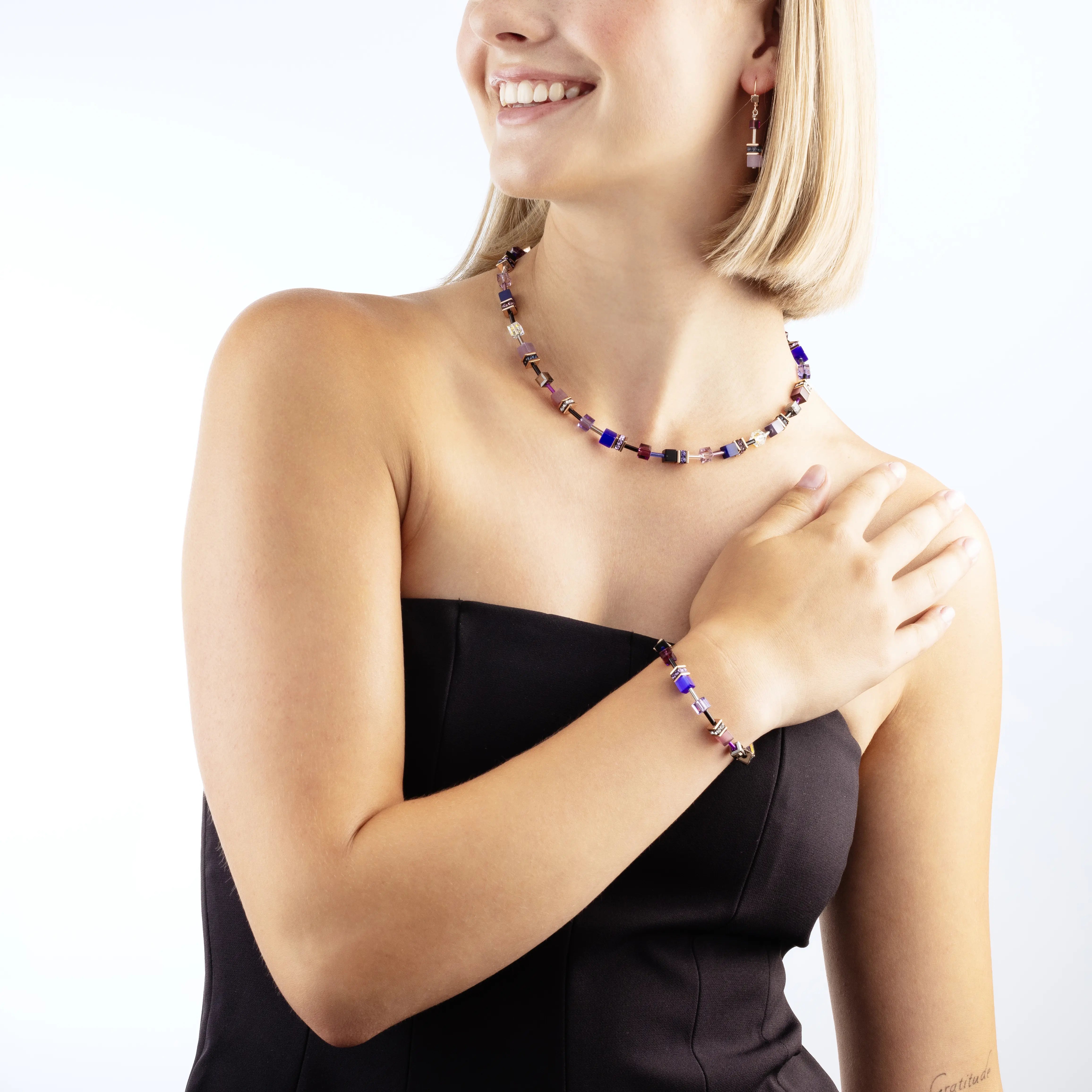GeoCUBE® Iconic Halskette Blue Moon roségold von COEUR DE LION – am Modell getragen