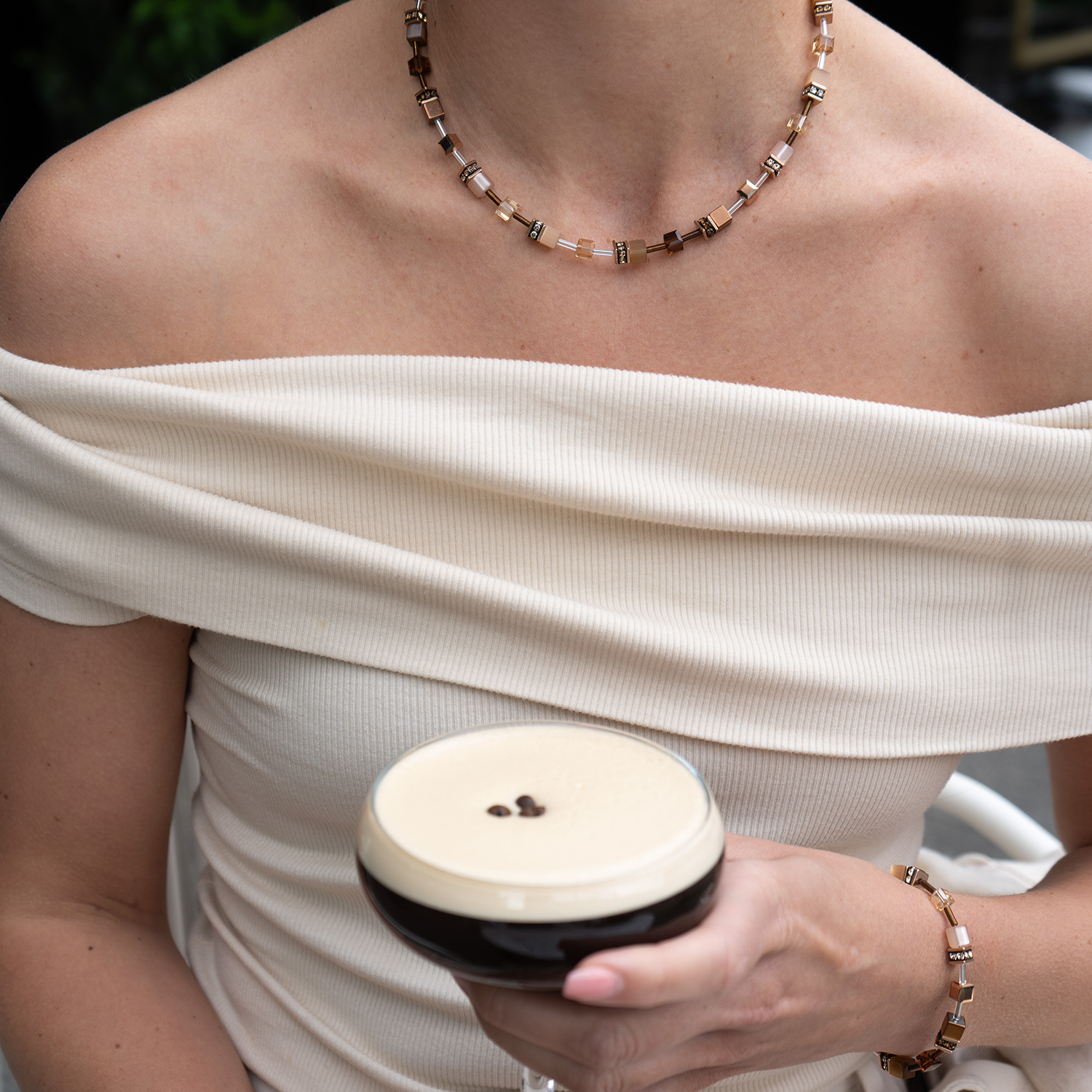 GeoCUBE® Iconic Halskette Mocha Mousse von COEUR DE LION – Tragevariante
