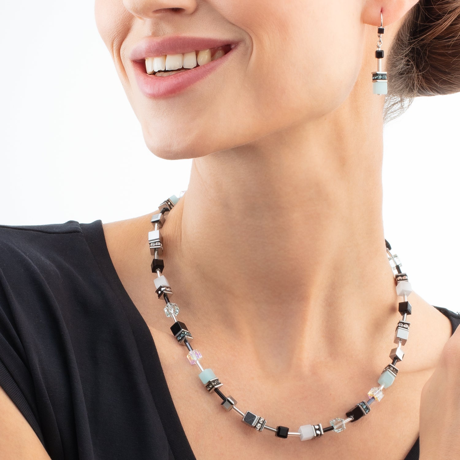 GeoCUBE® Iconic Halskette Ice Serenity silber von COEUR DE LION – am Modell getragen